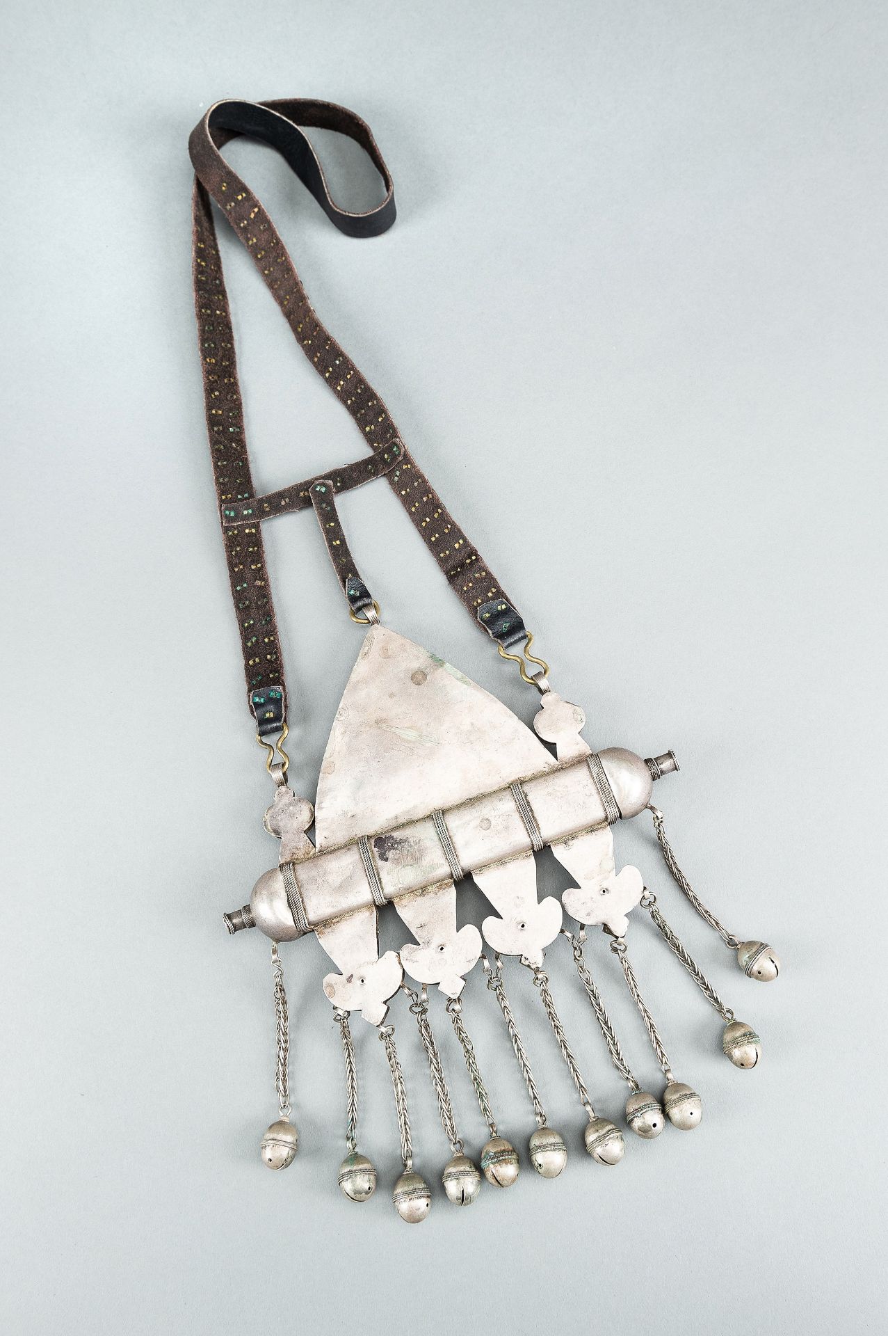 A TURKOMAN SILVER AND CARNELIAN AMULET HOLDER, c. 1900s - Bild 11 aus 13