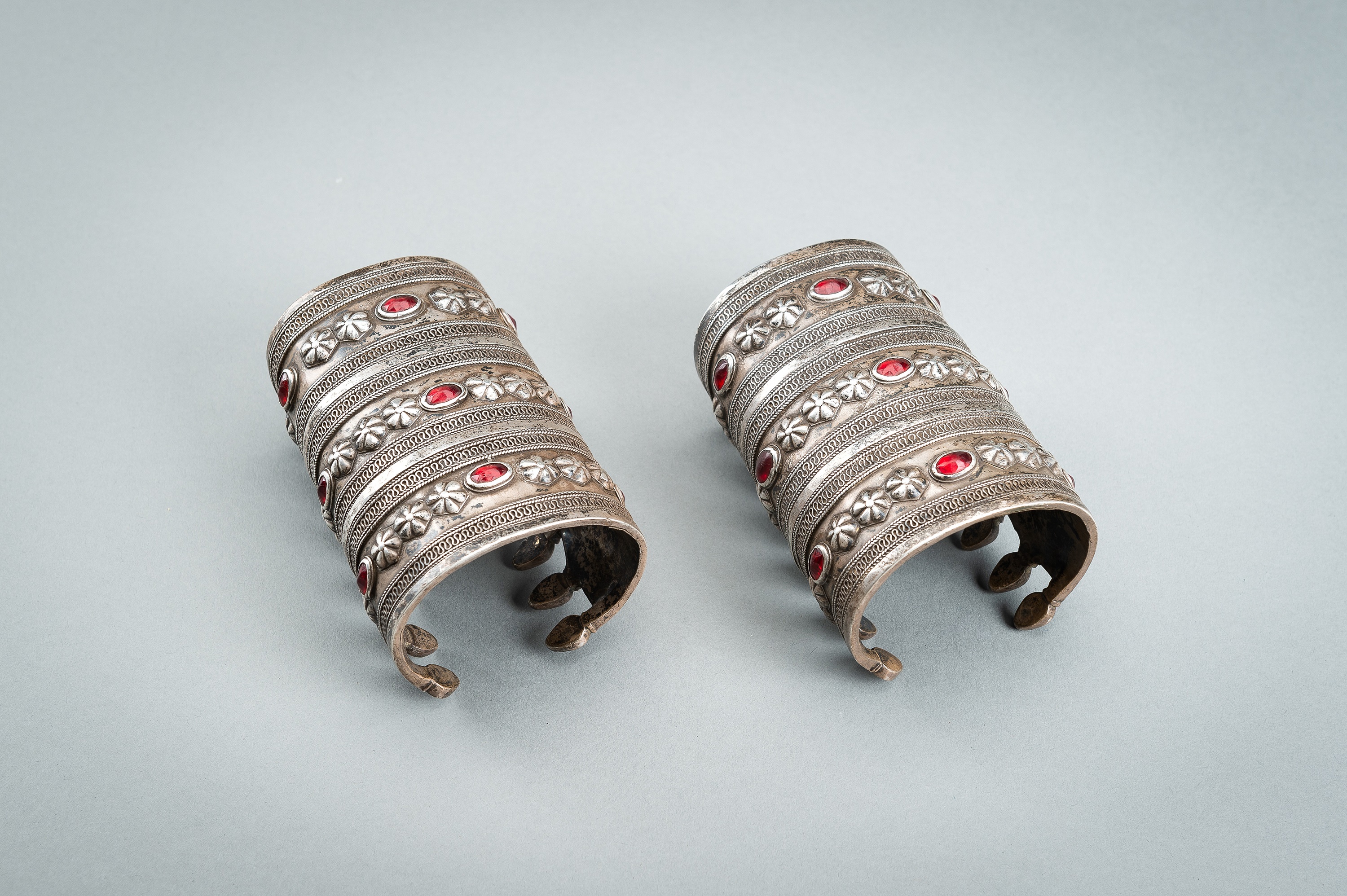 A PAIR OF TURKOMAN GLASS INSET SILVER BRACELETS, c. 1900s - Image 11 of 12