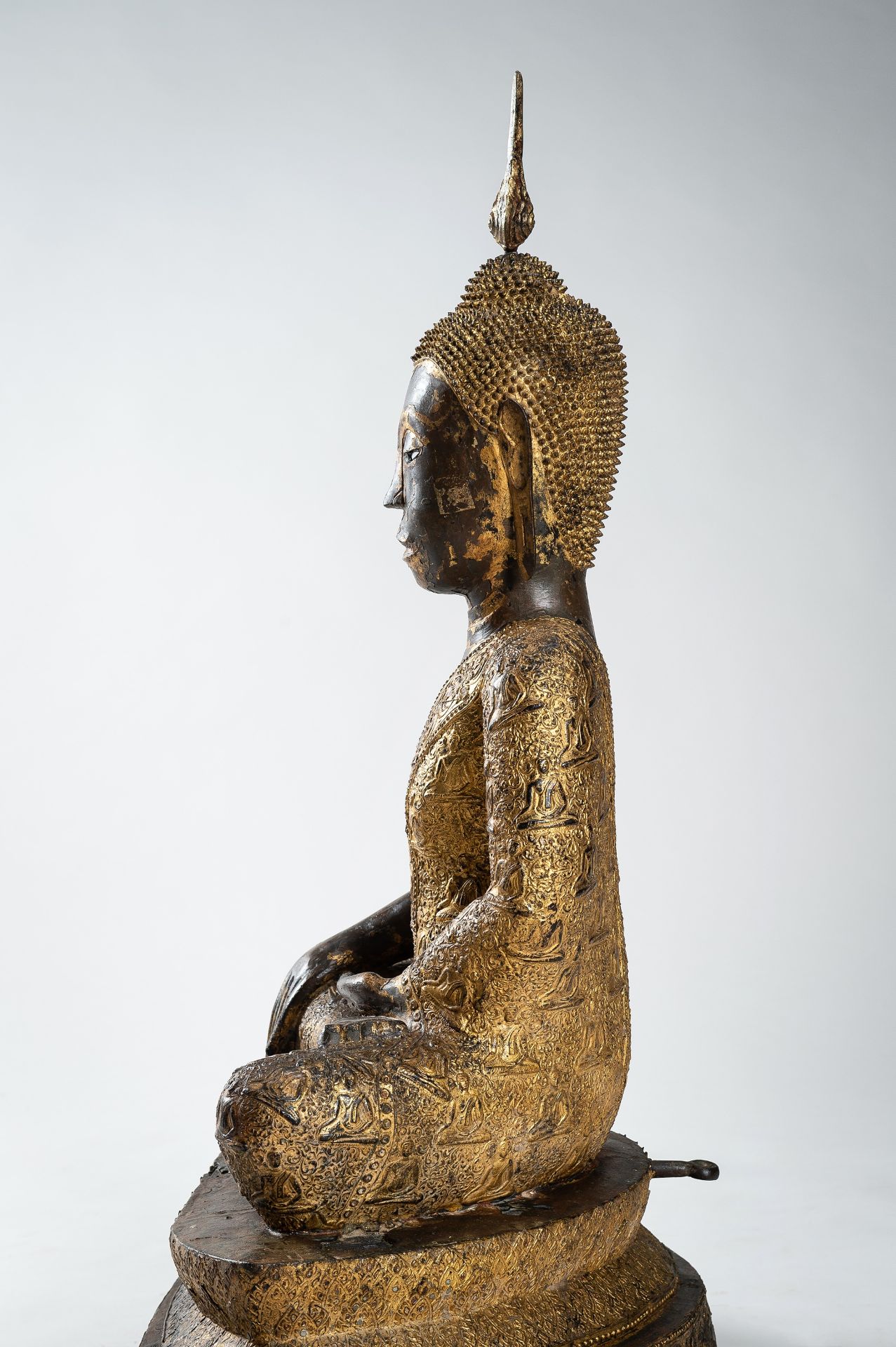A LARGE GILT-LACQUERED BRONZE FIGURE OF SEATED BUDDHA, RATTANAKOSIN KINGDOM - Bild 9 aus 22