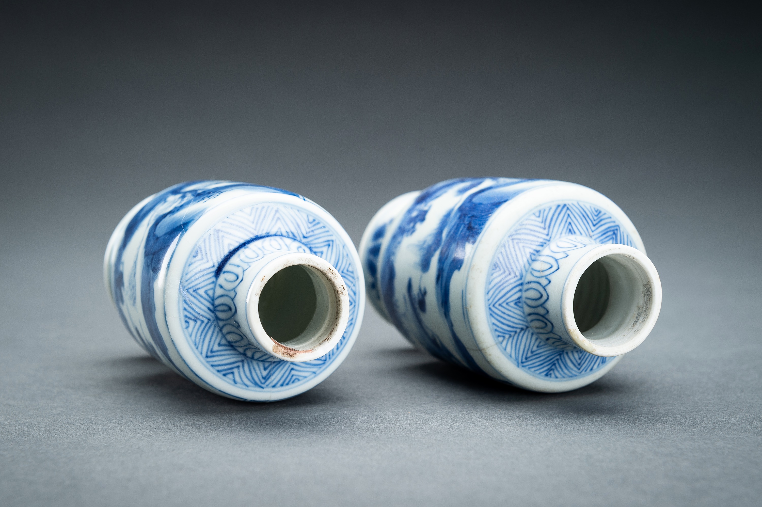 TWO BLUE AND WHITE PORCELAIN VASES WITH COVERS, 17th CENTURY - Image 13 of 15