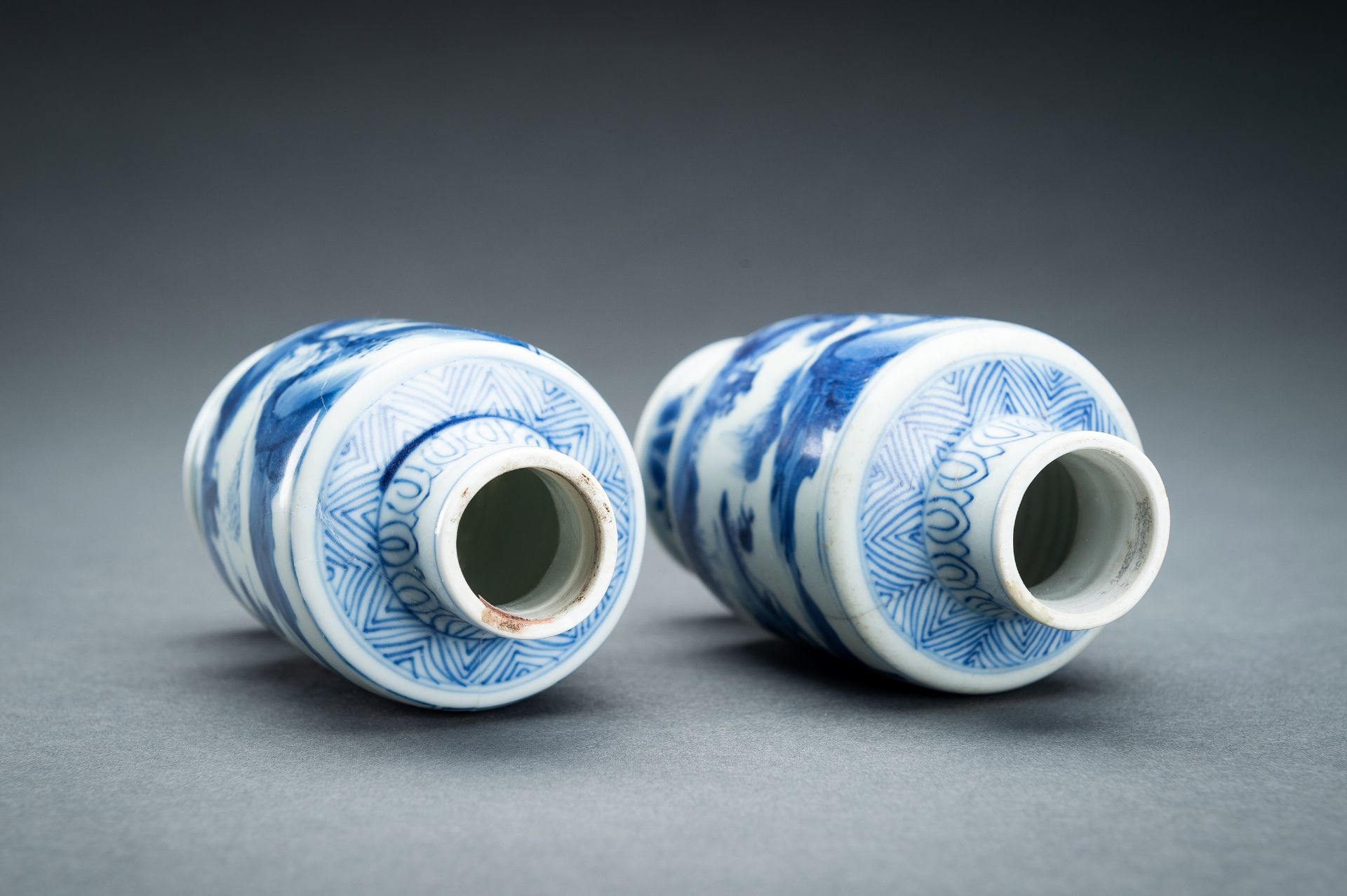 TWO BLUE AND WHITE PORCELAIN VASES WITH COVERS, 17th CENTURY - Bild 13 aus 15