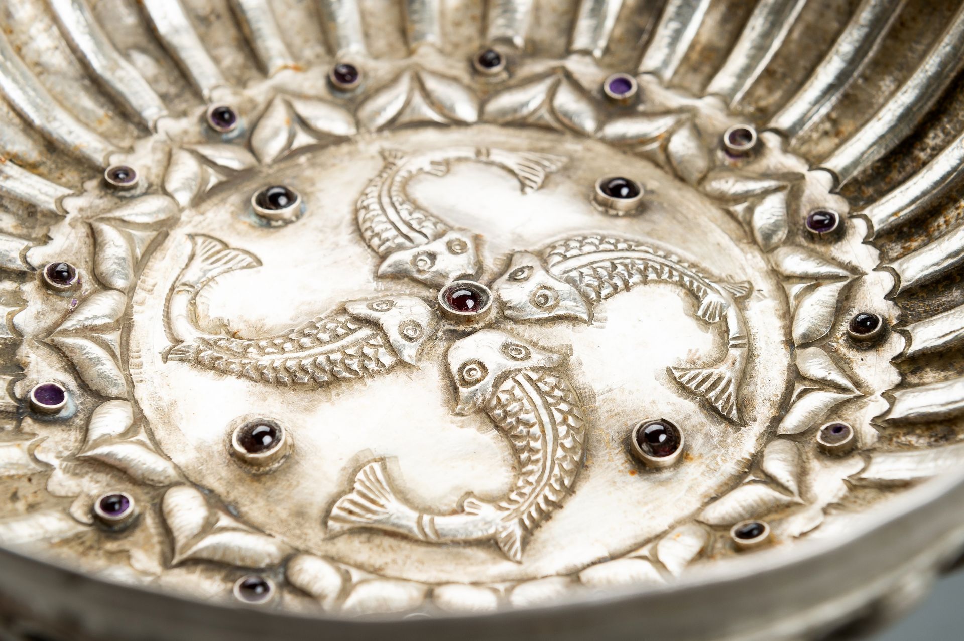 A FINE GARNET INSET SILVER REPOUSSE 'CARP' BOWL - Image 10 of 16