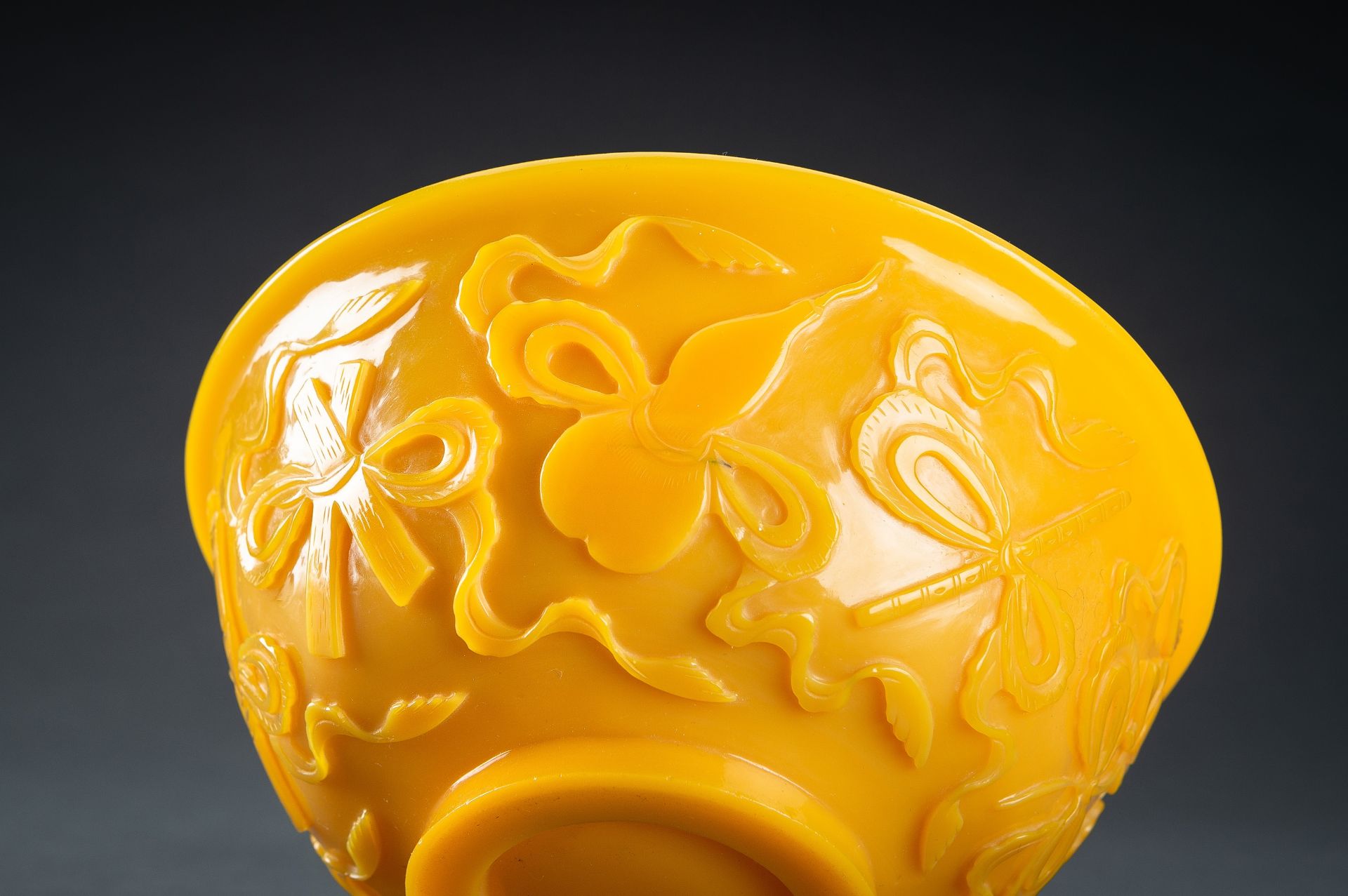 AN OPAQUE YELLOW GLASS BOWL WITH BUDDHIST SYMBOLS, QING - Bild 2 aus 13