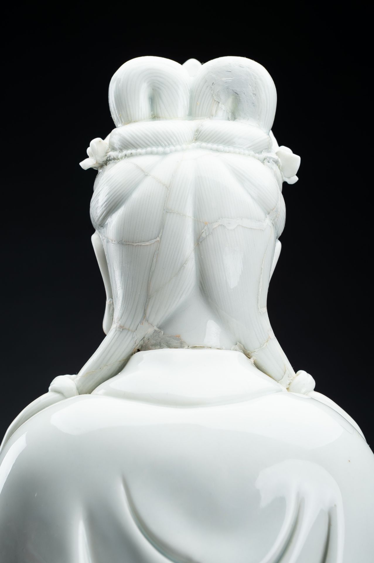 A LARGE DEHUA BLANC DE CHINE PORCELAIN FIGURE OF GUANYIN - Bild 19 aus 21