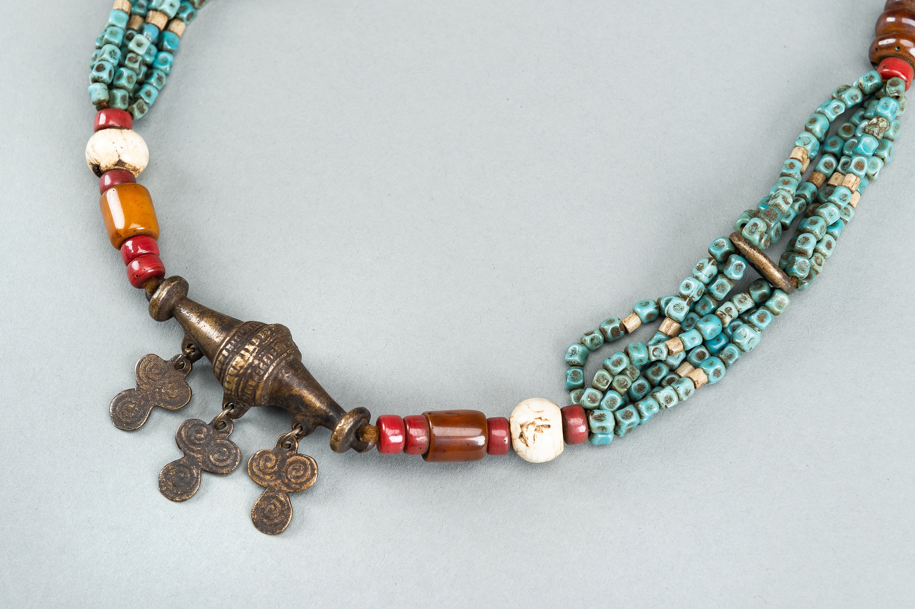 A NAGALAND MULTI-COLORED GLASS, BRASS AND SHELL NECKLACE, c. 1900s - Image 3 of 9