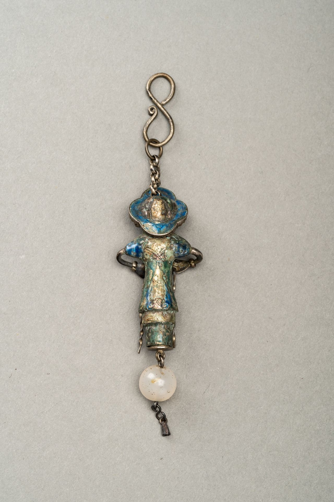 AN ENAMELED SILVER NEEDLE HOLDER, 17th CENTURY - Image 9 of 10
