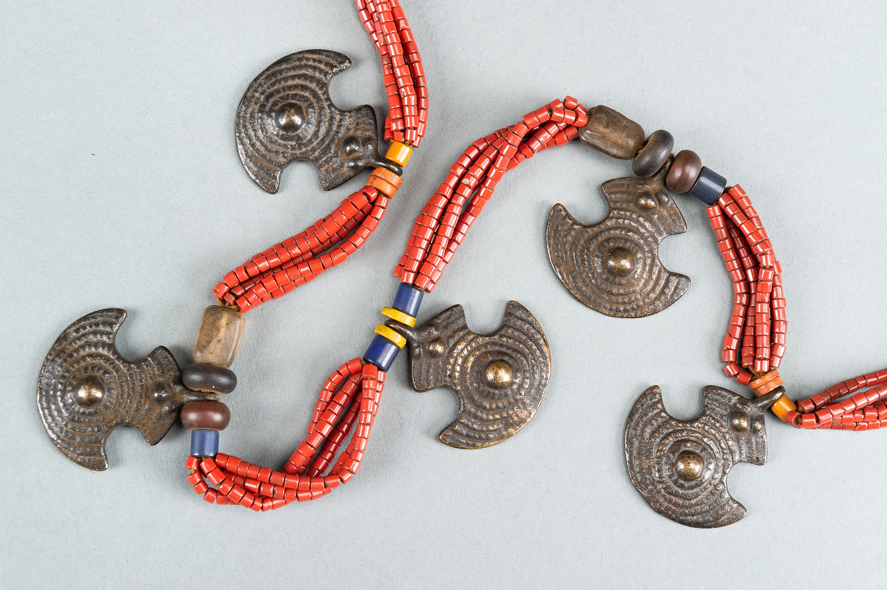 A NAGALAND MULTI-COLORED GLASS AND BRASS NECKLACE, c. 1900s - Image 3 of 11