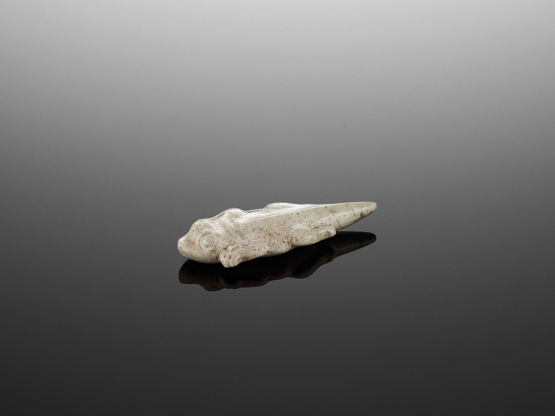 A 'LIZARD' JADE PENDANT, SHANG - Image 8 of 9