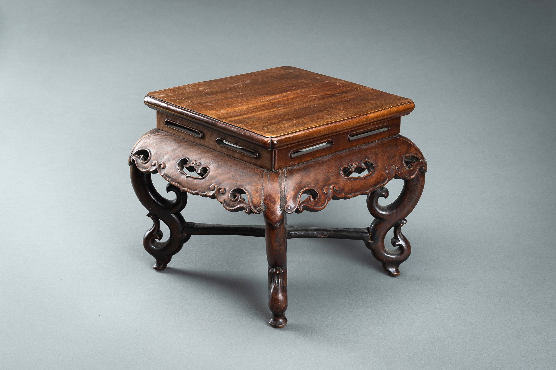 A HARDWOOD DISPLAY STAND, QING - Image 2 of 14