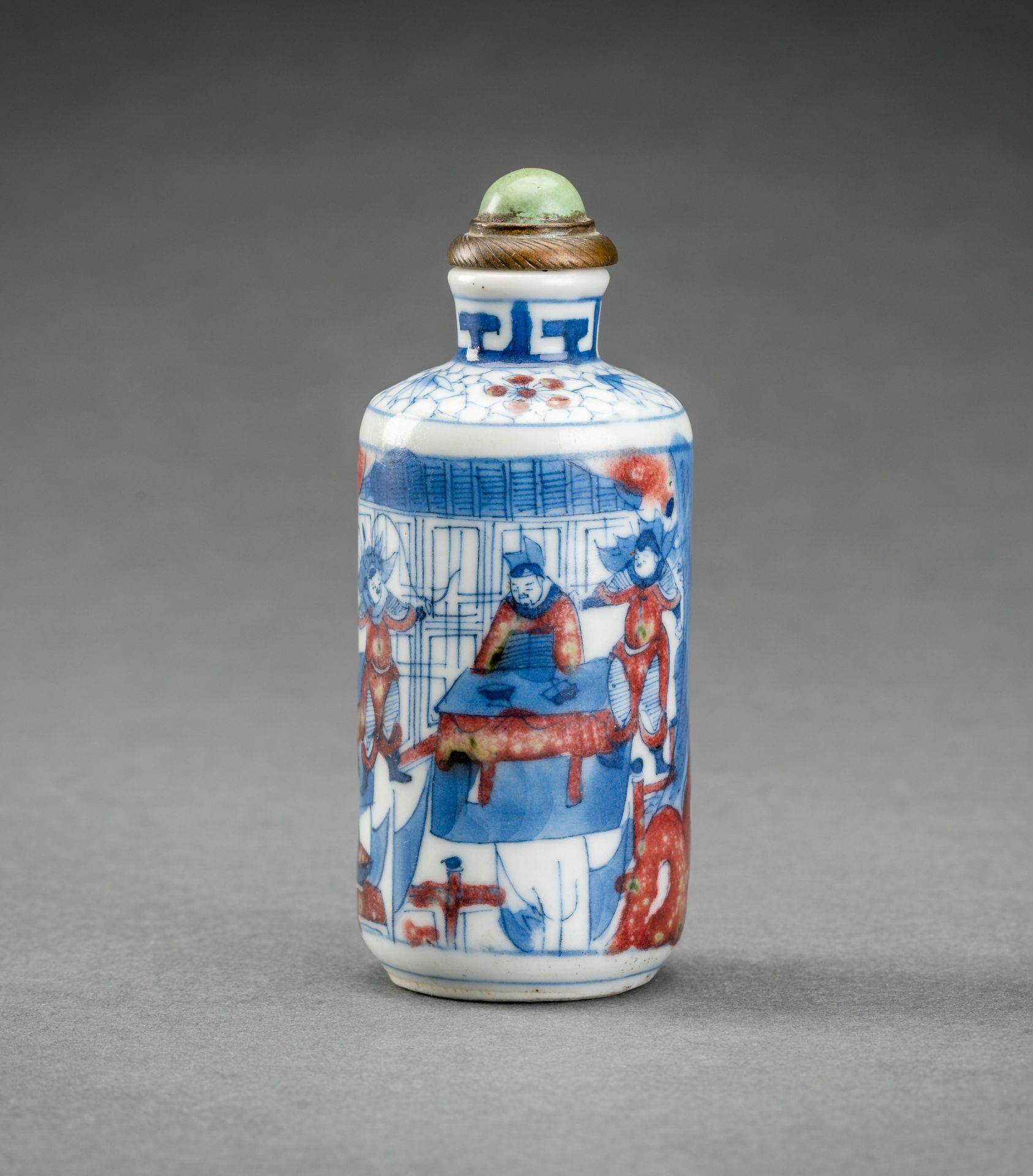 A BLUE, WHITE AND IRON RED PORCELAIN SNUFF BOTTLE WITH PALACE SCENE, QING