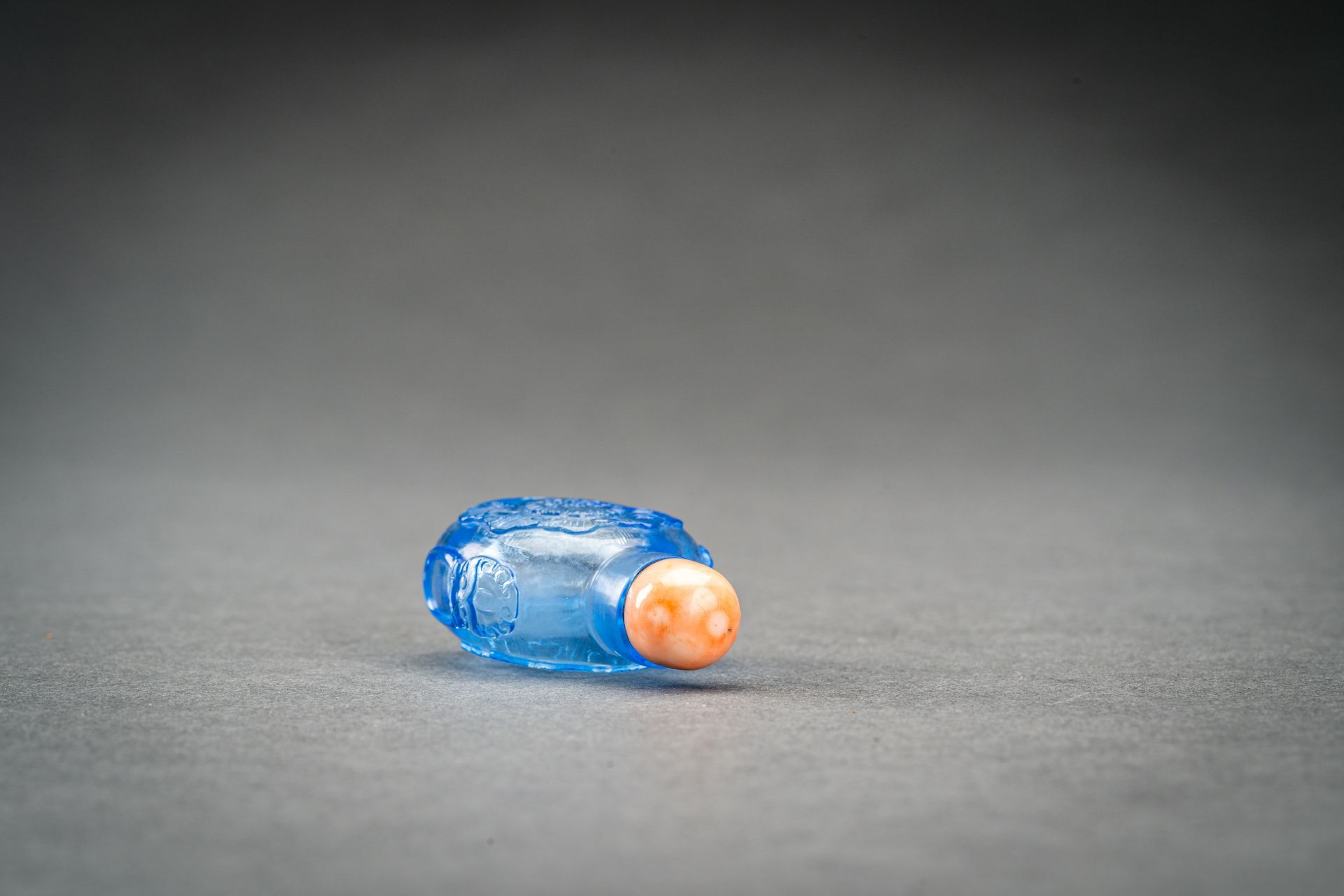 A SMALL TRANSPARENT BLUE GLASS SNUFF BOTTLE, REPUBLIC - Bild 5 aus 6