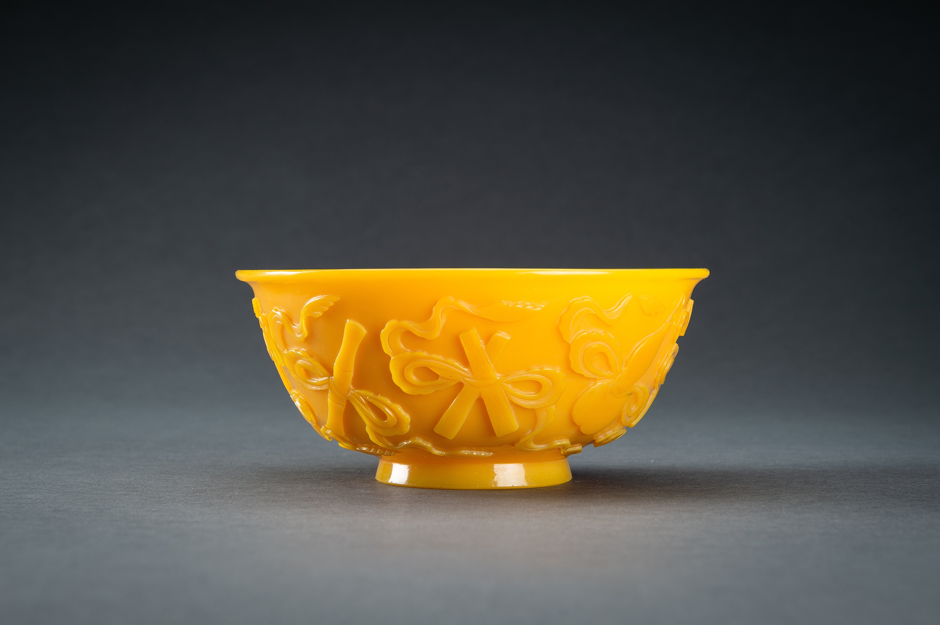 AN OPAQUE YELLOW GLASS BOWL WITH BUDDHIST SYMBOLS, QING - Image 10 of 13