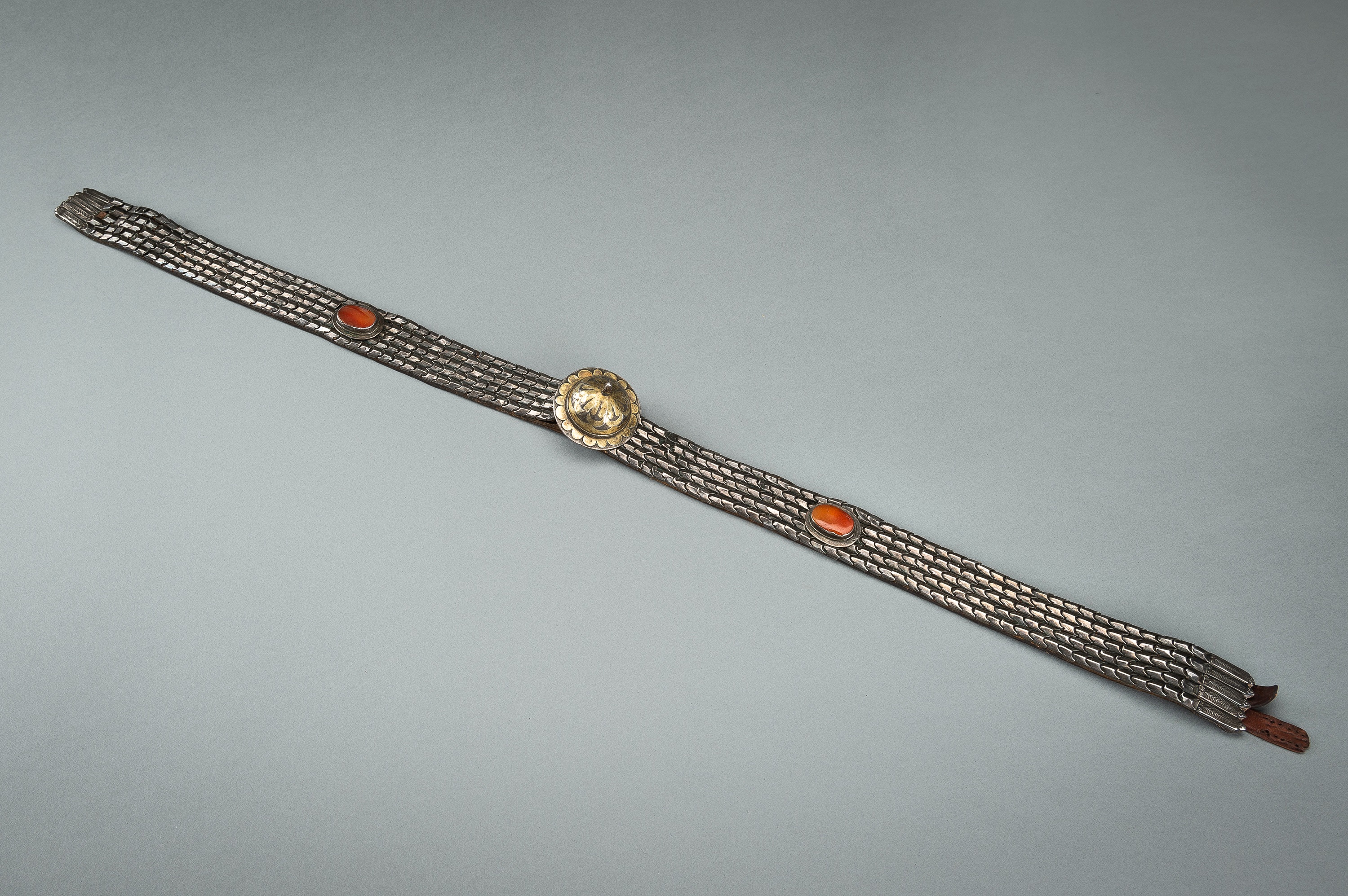 AN OTTOMAN LEATHER BELT SET WITH CARNELIANS AND SILVER - Image 2 of 12