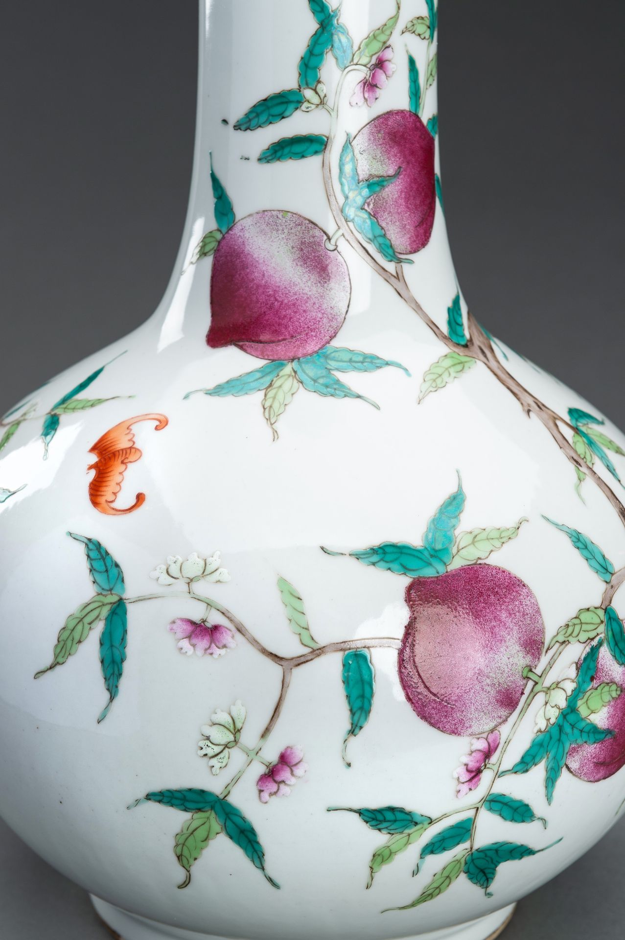 A FAMILLE ROSE 'NINE PEACHES' PORCELAIN VASE, TIANQIUPING - Bild 6 aus 11