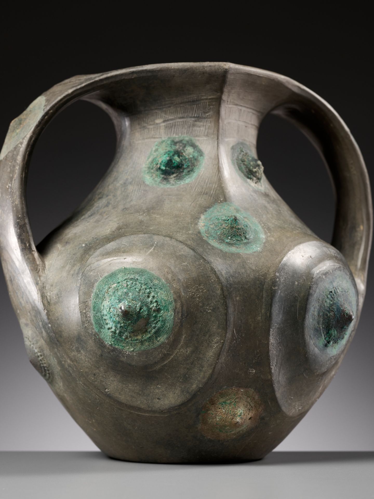 A BLACK POTTERY AMPHORA WITH APPLIED BRONZE BOSSES, HAN DYNASTY - Bild 3 aus 13