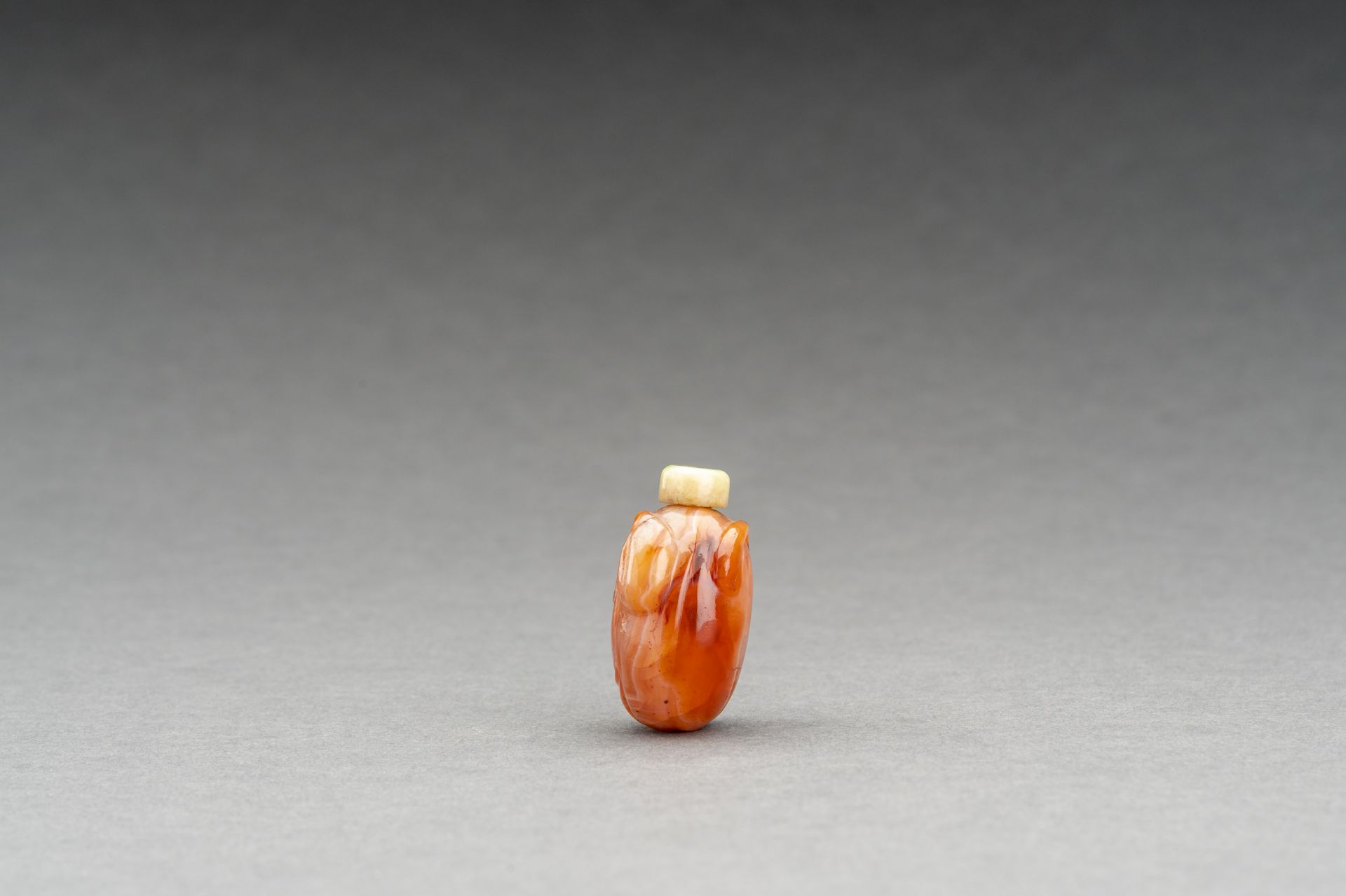 A CARNELIAN 'LEAVES AND TENDRILS' SNUFF BOTTLE, LATE QING DYNASTY - Image 3 of 6