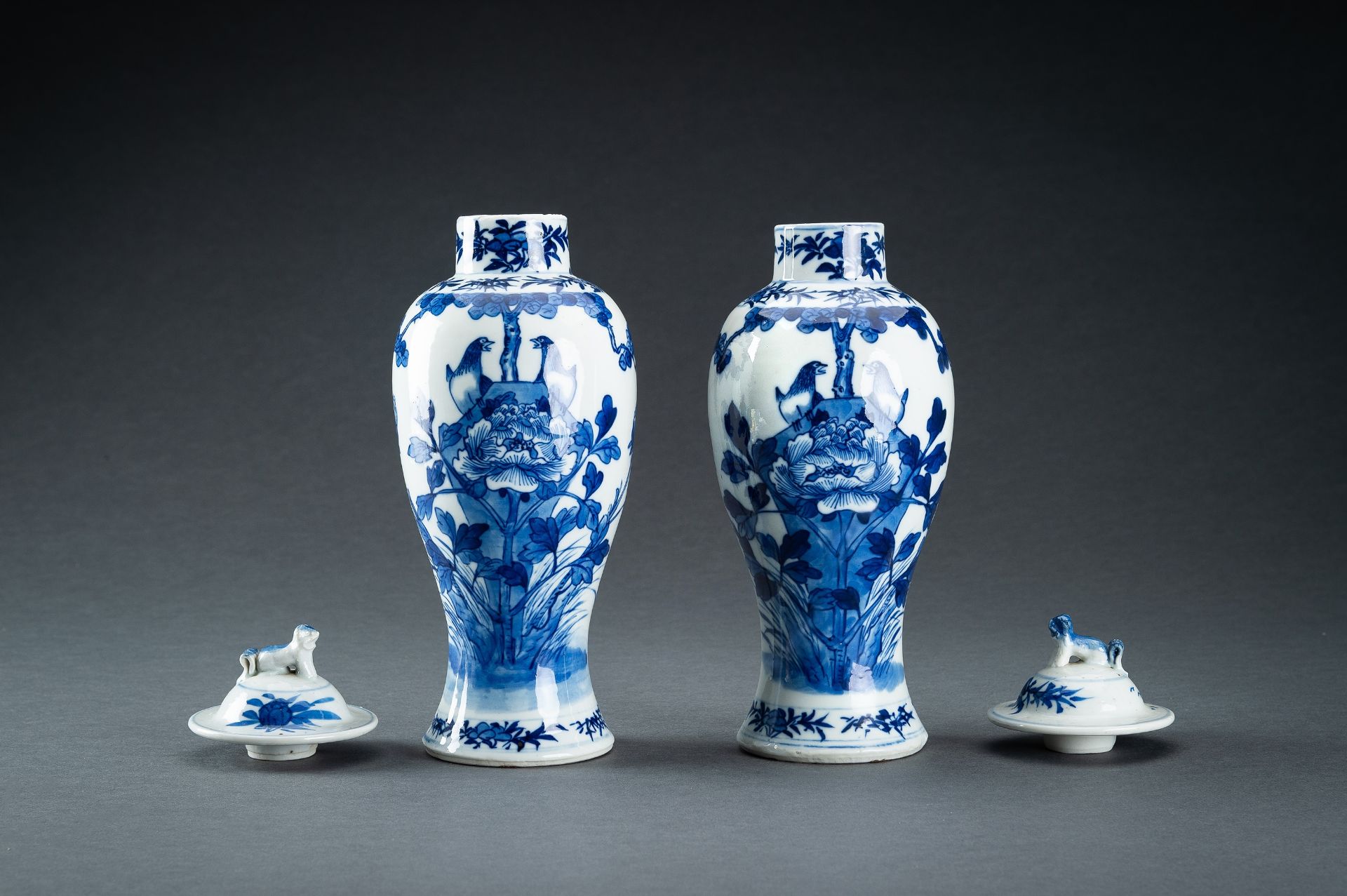 A PAIR OF BLUE AND WHITE BALUSTER VASES AND COVERS, QING - Image 8 of 14