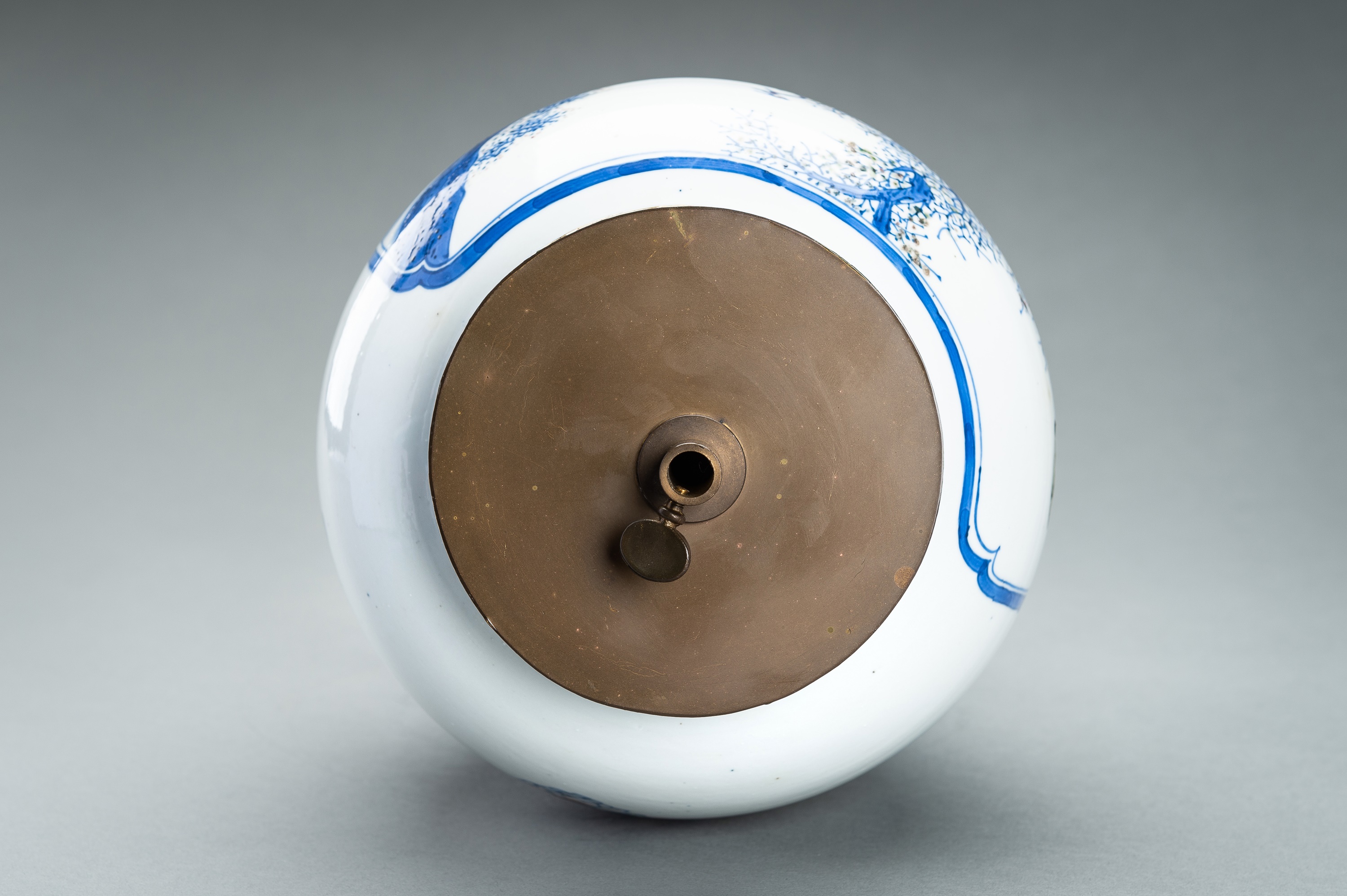 A 'HUNDRED ANTIQUES' PORCELAIN VASE, QING - Image 11 of 13