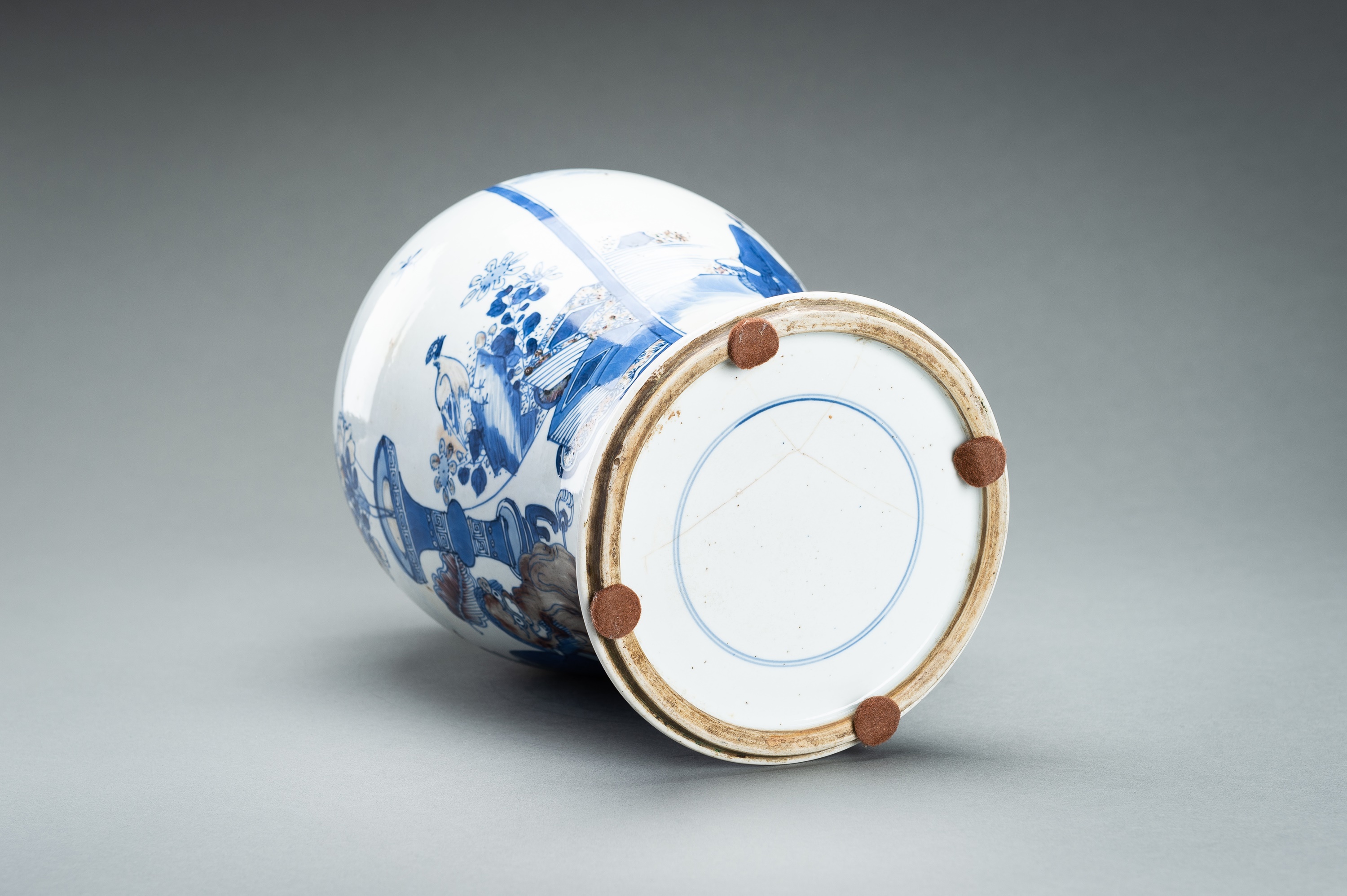 A 'HUNDRED ANTIQUES' PORCELAIN VASE, QING - Image 12 of 13