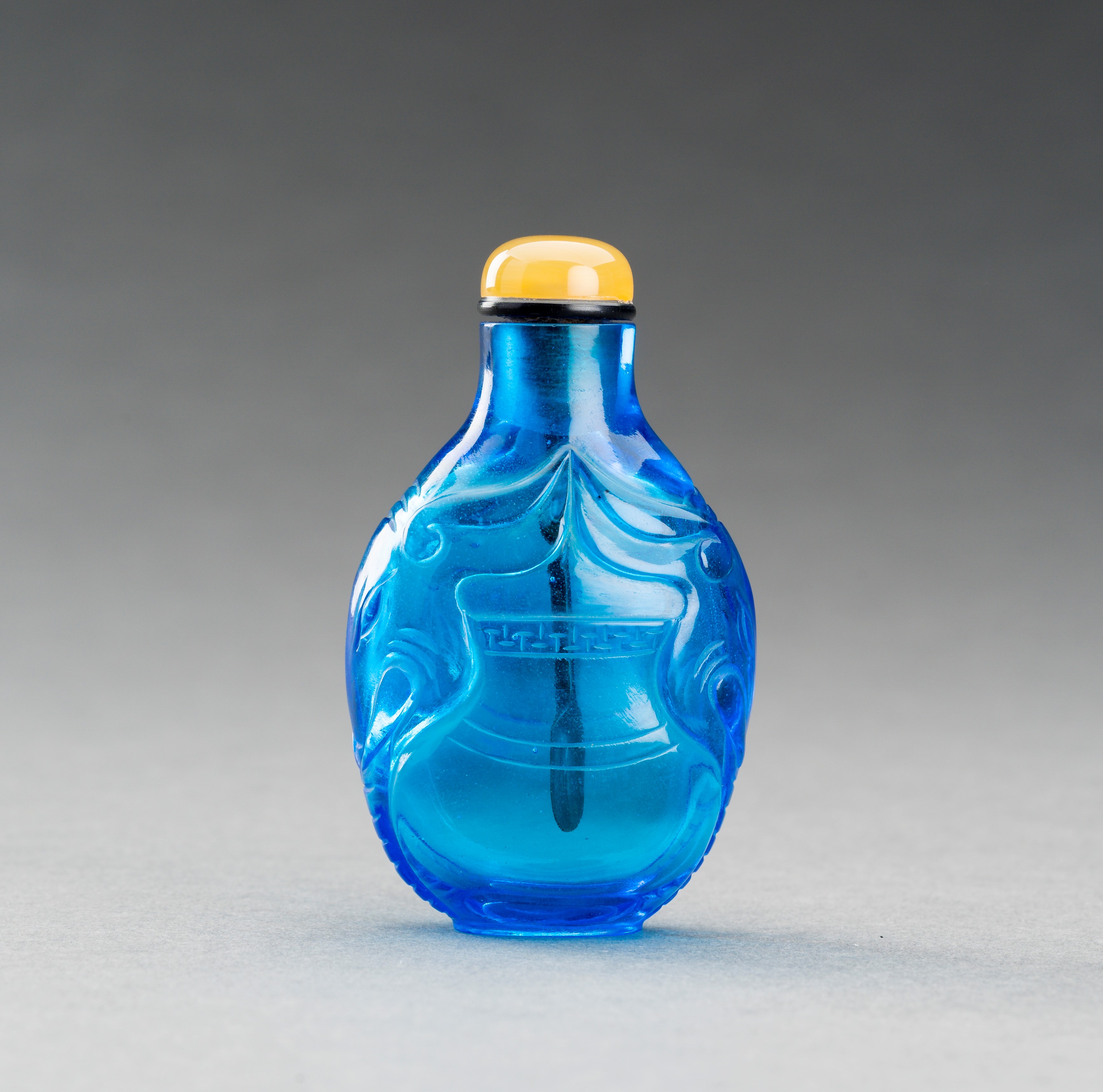 A TRANSPARENT BLUE GLASS SNUFF BOTTLE