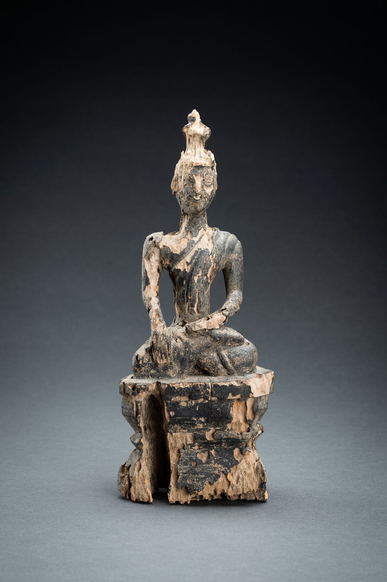 AN EXPRESSIVE WOOD FIGURE OF BUDDHA - Bild 2 aus 13