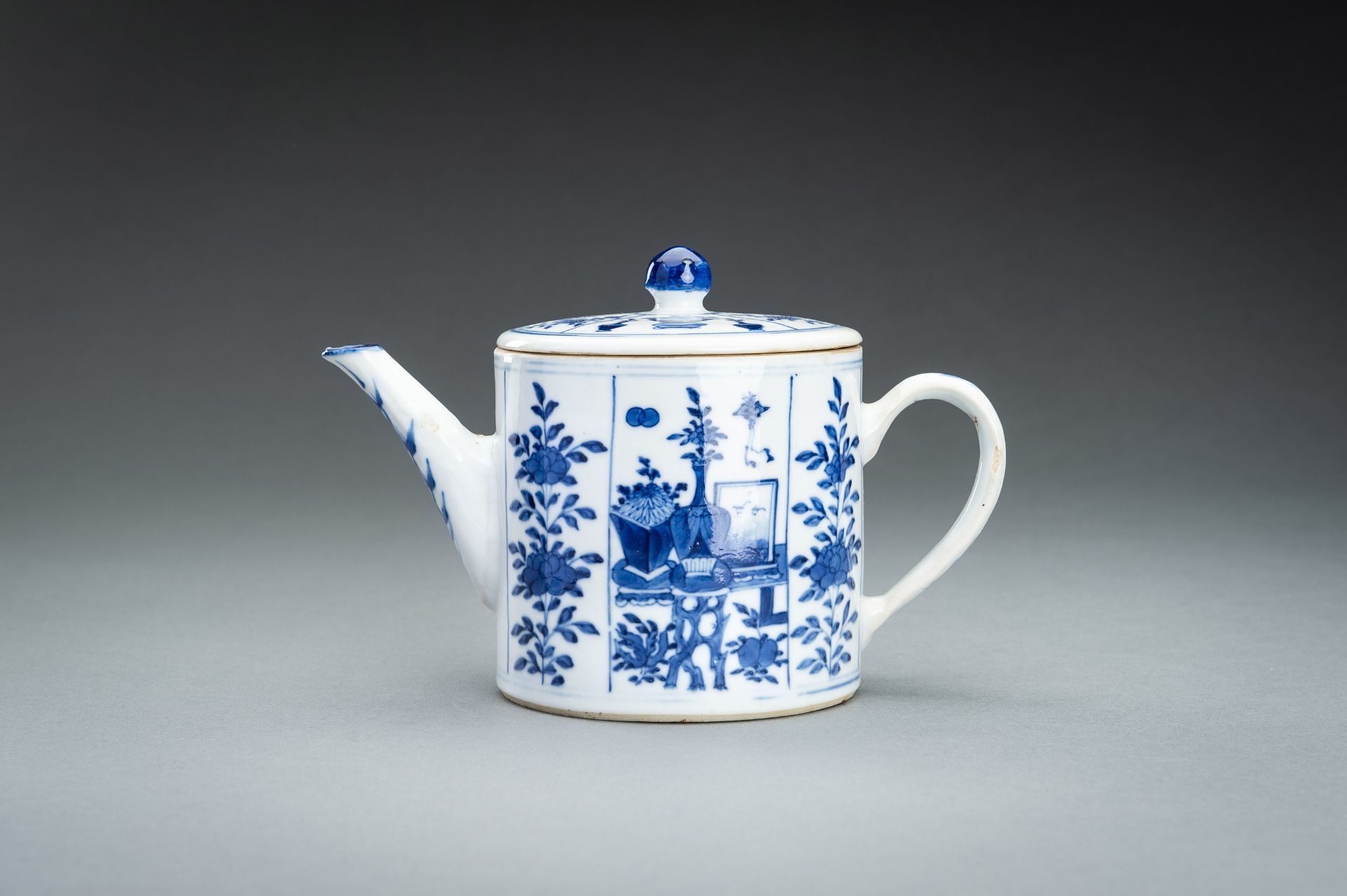 A BLUE AND WHITE PORCELAIN TEAPOT, QIANLONG MARK AND POSSIBLY OF THE PERIOD - Bild 5 aus 11