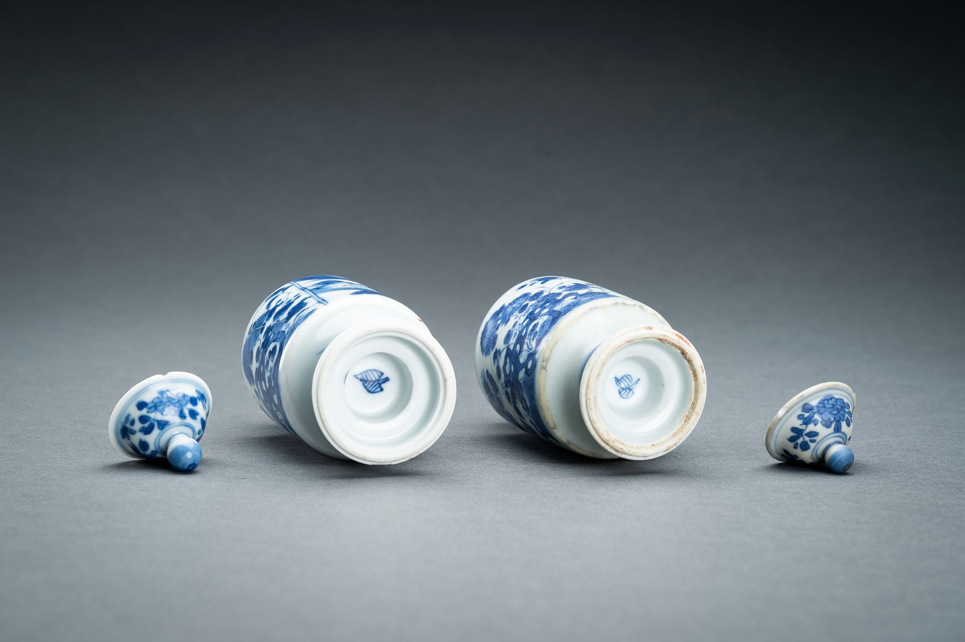 TWO BLUE AND WHITE PORCELAIN VASES WITH COVERS, 17th CENTURY - Image 12 of 15