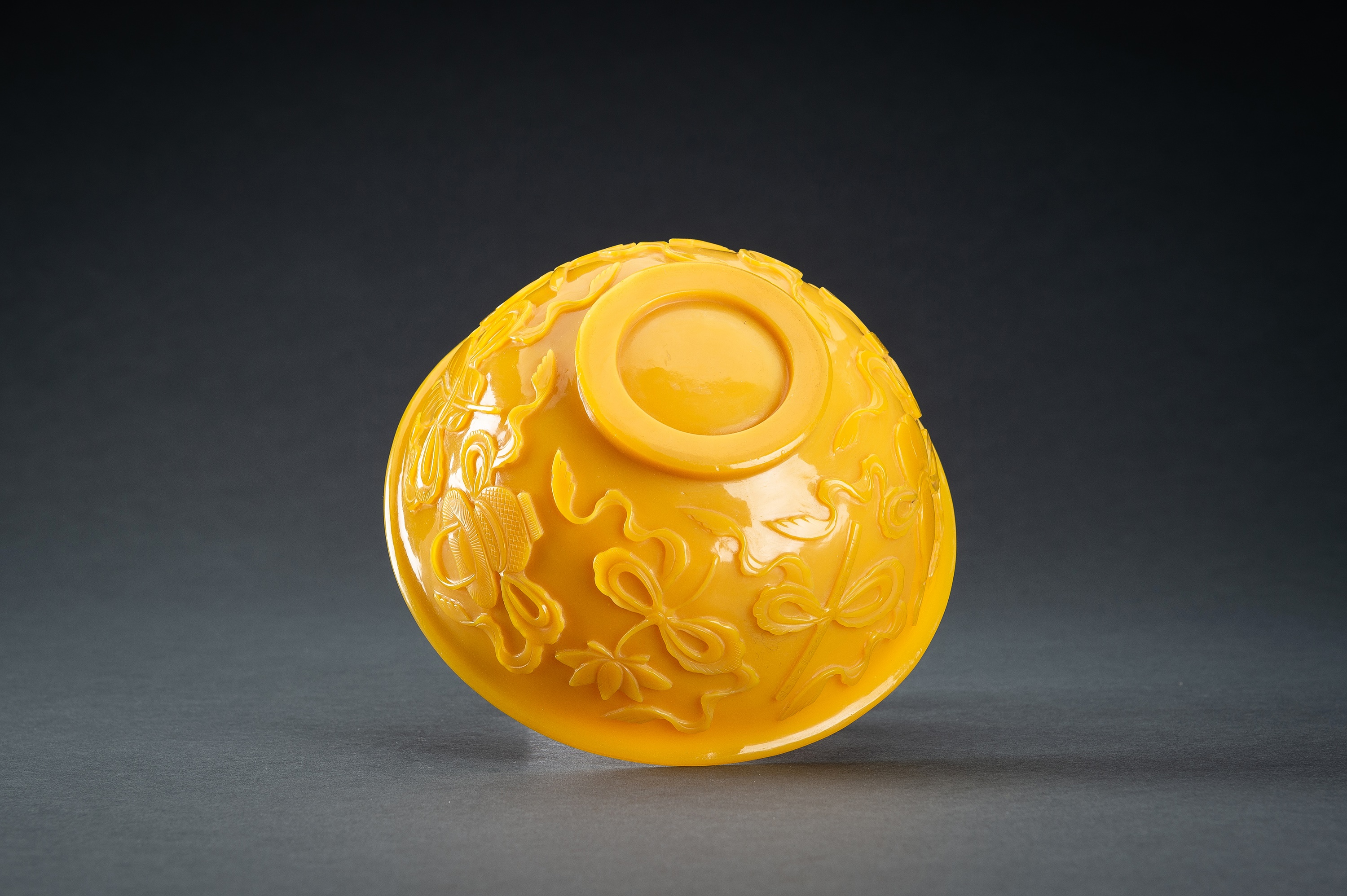 AN OPAQUE YELLOW GLASS BOWL WITH BUDDHIST SYMBOLS, QING - Image 13 of 13