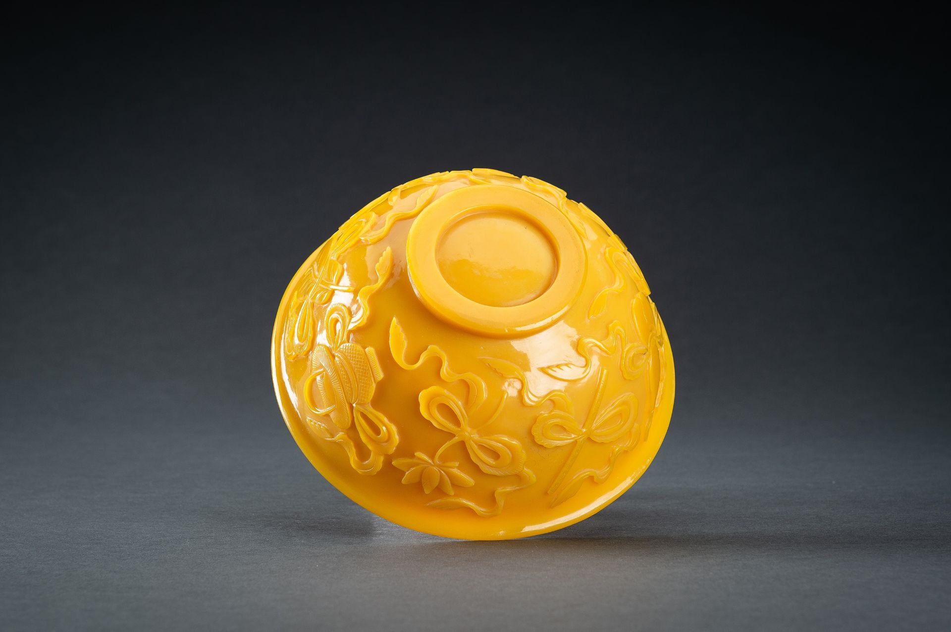 AN OPAQUE YELLOW GLASS BOWL WITH BUDDHIST SYMBOLS, QING - Bild 13 aus 13