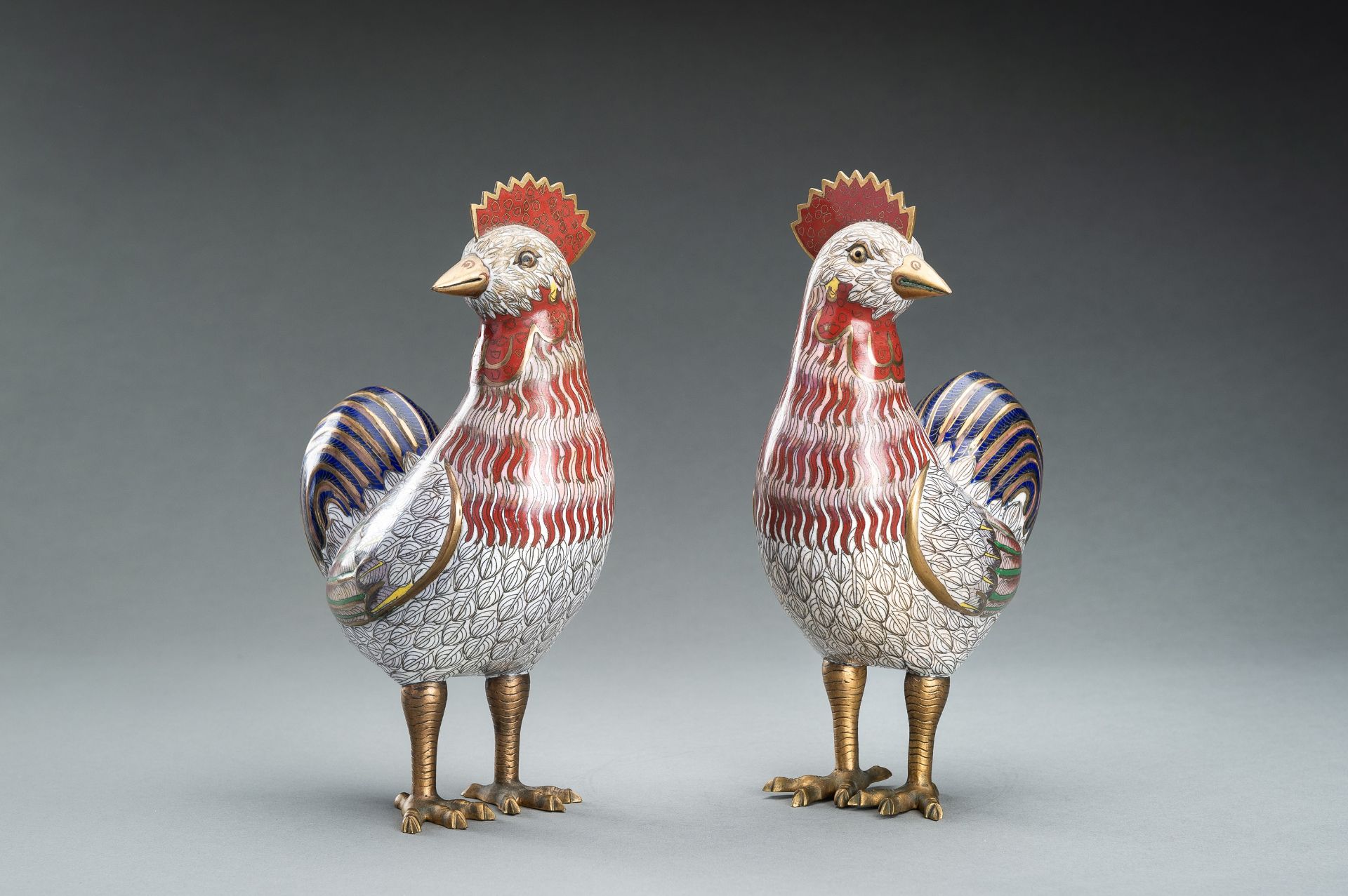 A PAIR OF CLOISONNE ENAMEL FIGURES OF COCKERELS, c. 1920s - Bild 4 aus 10