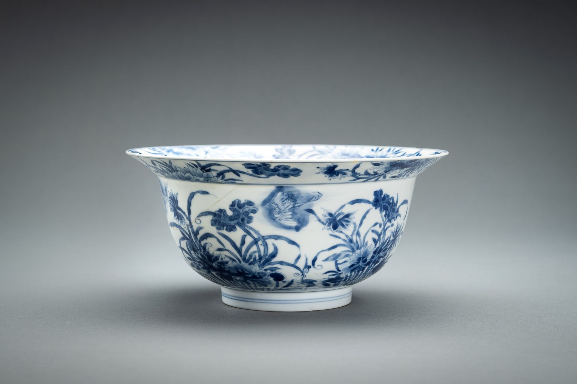 A BLUE AND WHITE PORCELAIN 'FLOWERS AND CRANES' BOWL, KANGXI - Bild 3 aus 17