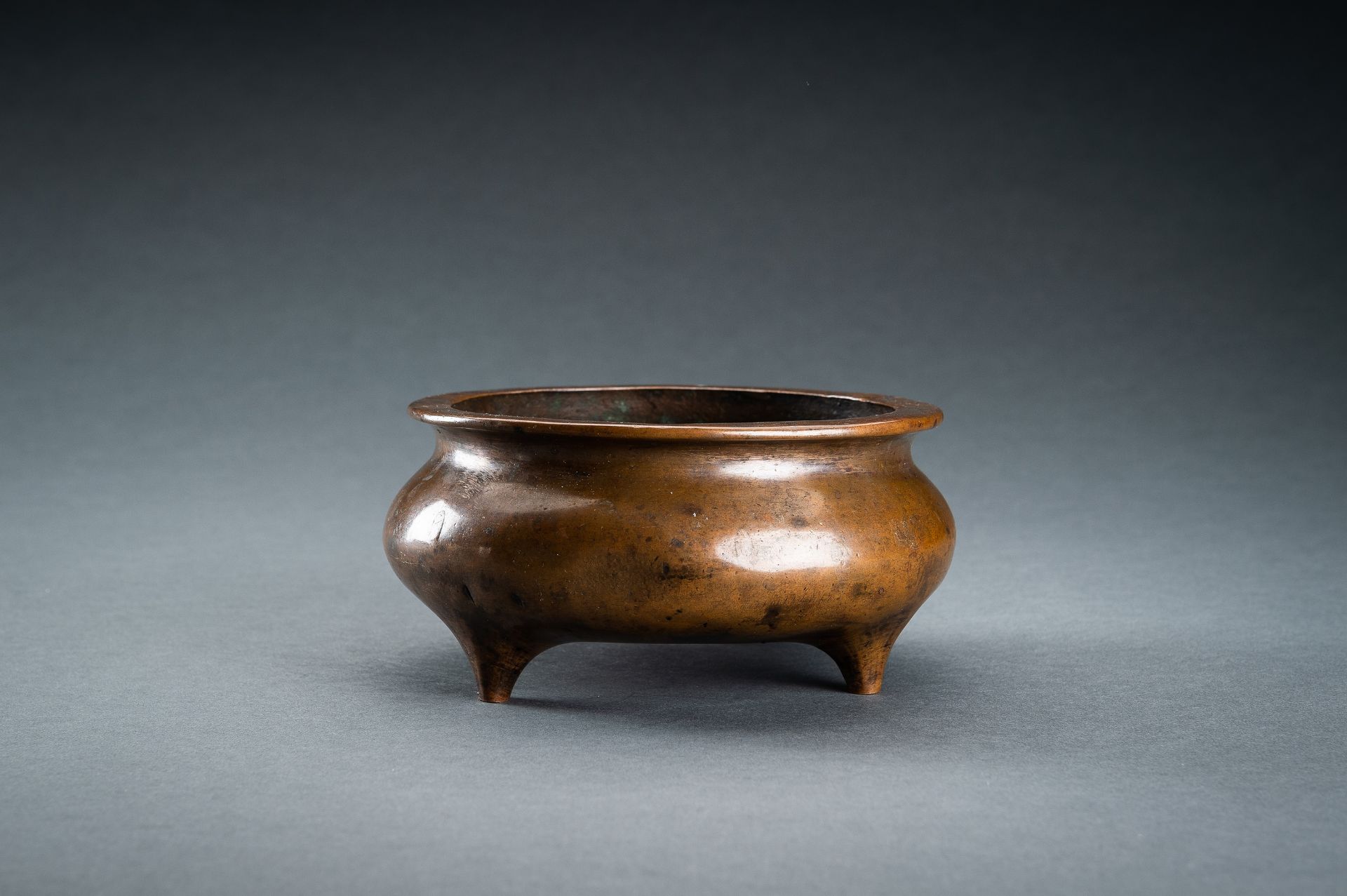 A FINE BRONZE TRIPOD CENSER, QING DYNASTY - Image 3 of 12