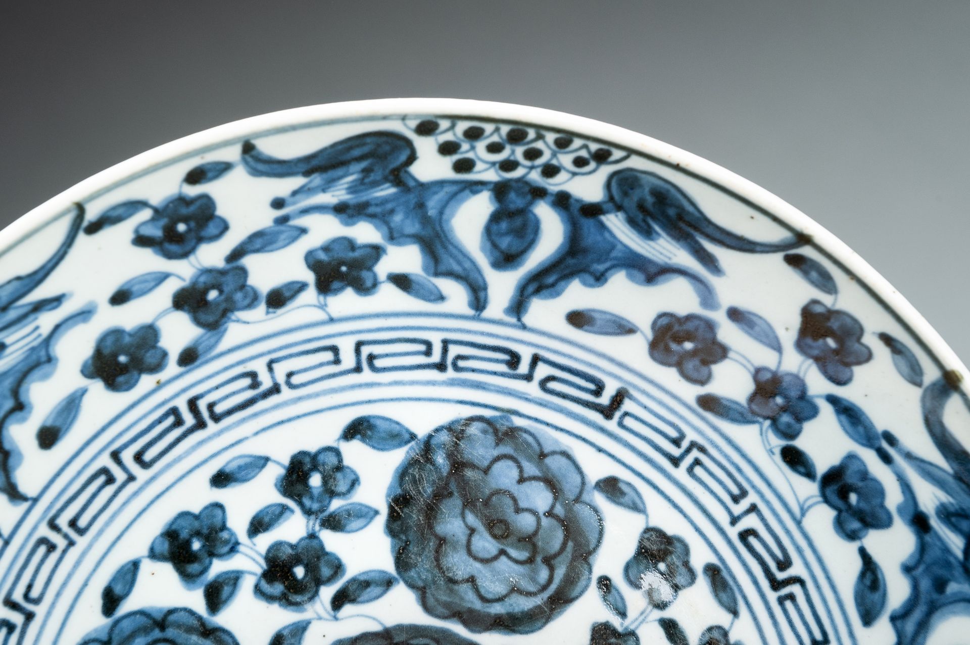 A BLUE AND WHITE PORCELAIN DISH, 17th CENTURY - Image 4 of 11