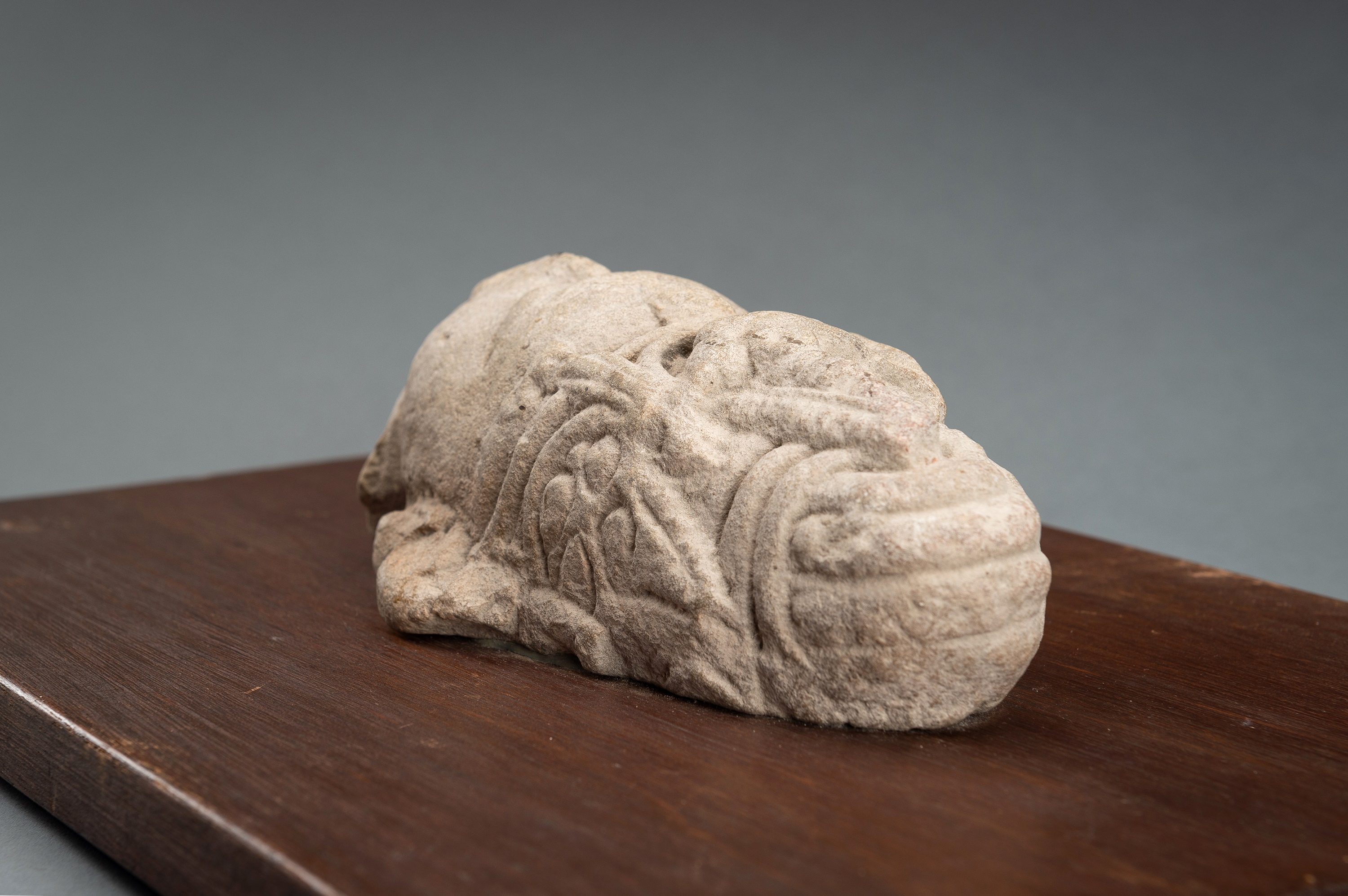 A SANDSTONE HEAD OF VISHNU WITH A MITER CROWN - Image 13 of 14