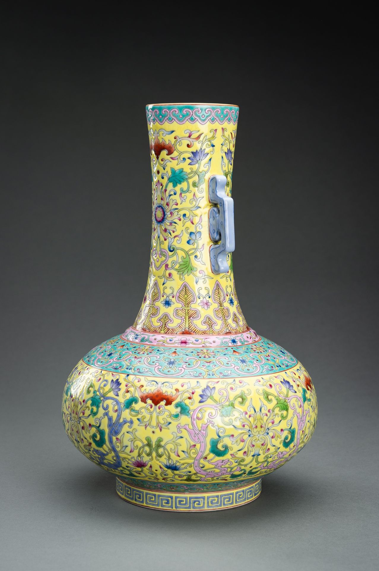 A YELLOW-GROUND FAMILLE ROSE VASE, REPUBLIC PERIOD - Bild 9 aus 13