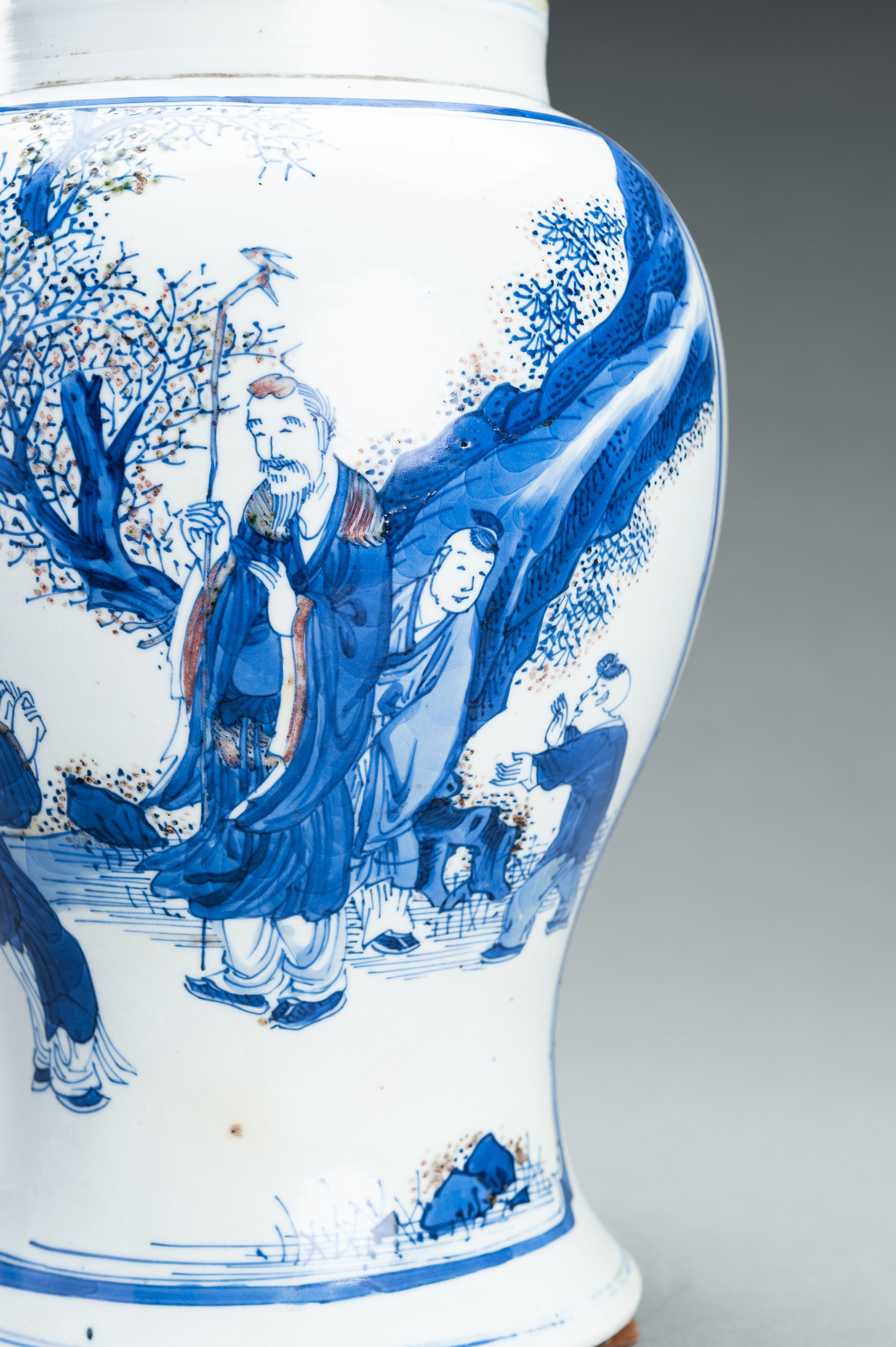 A 'HUNDRED ANTIQUES' PORCELAIN VASE, QING - Image 6 of 13