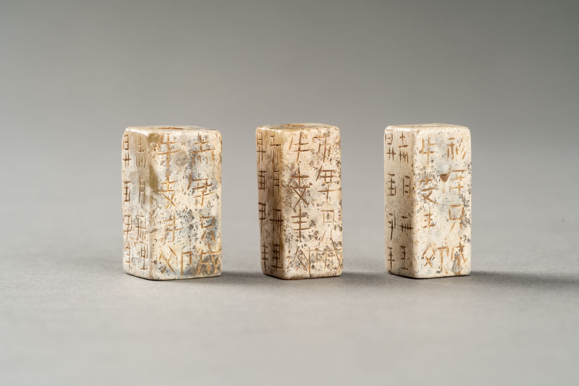 A GROUP OF THREE ARCHAISTIC CONG-FORM BEADS - Bild 3 aus 7