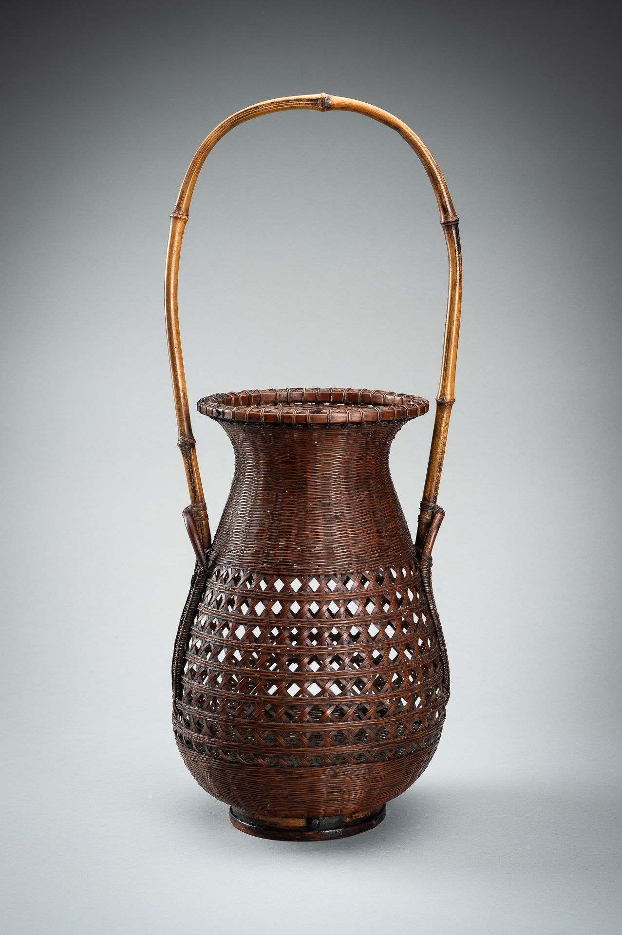 MAEDA CHIKUBOSAI II: A WOVEN BAMBOO AND RATTAN HANAKAGO (FLOWER BASKET) - Bild 11 aus 16