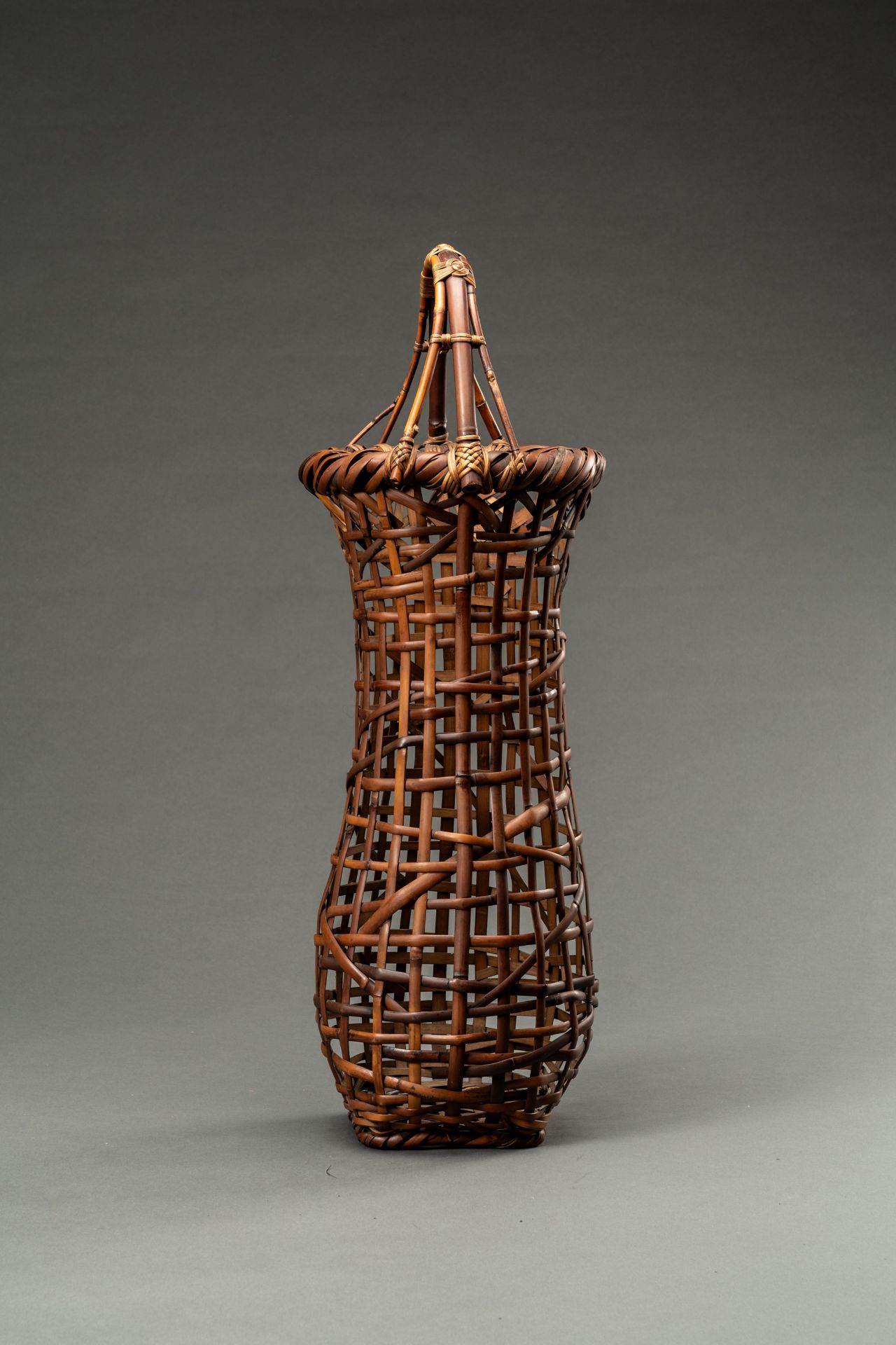 KOSUGE KOGETSU (1932-2016): A FINE WOVEN BAMBOO AND RATTAN HANAKAGO (FLOWER BASKET) - Bild 6 aus 9