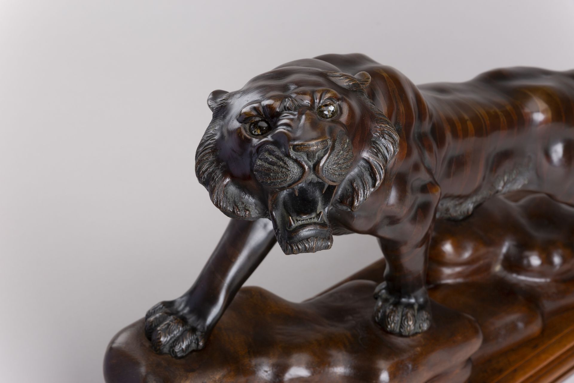 MORIMITSU: A LARGE BRONZE OKIMONO OF A ROARING TIGER, MEIJI - Bild 3 aus 12