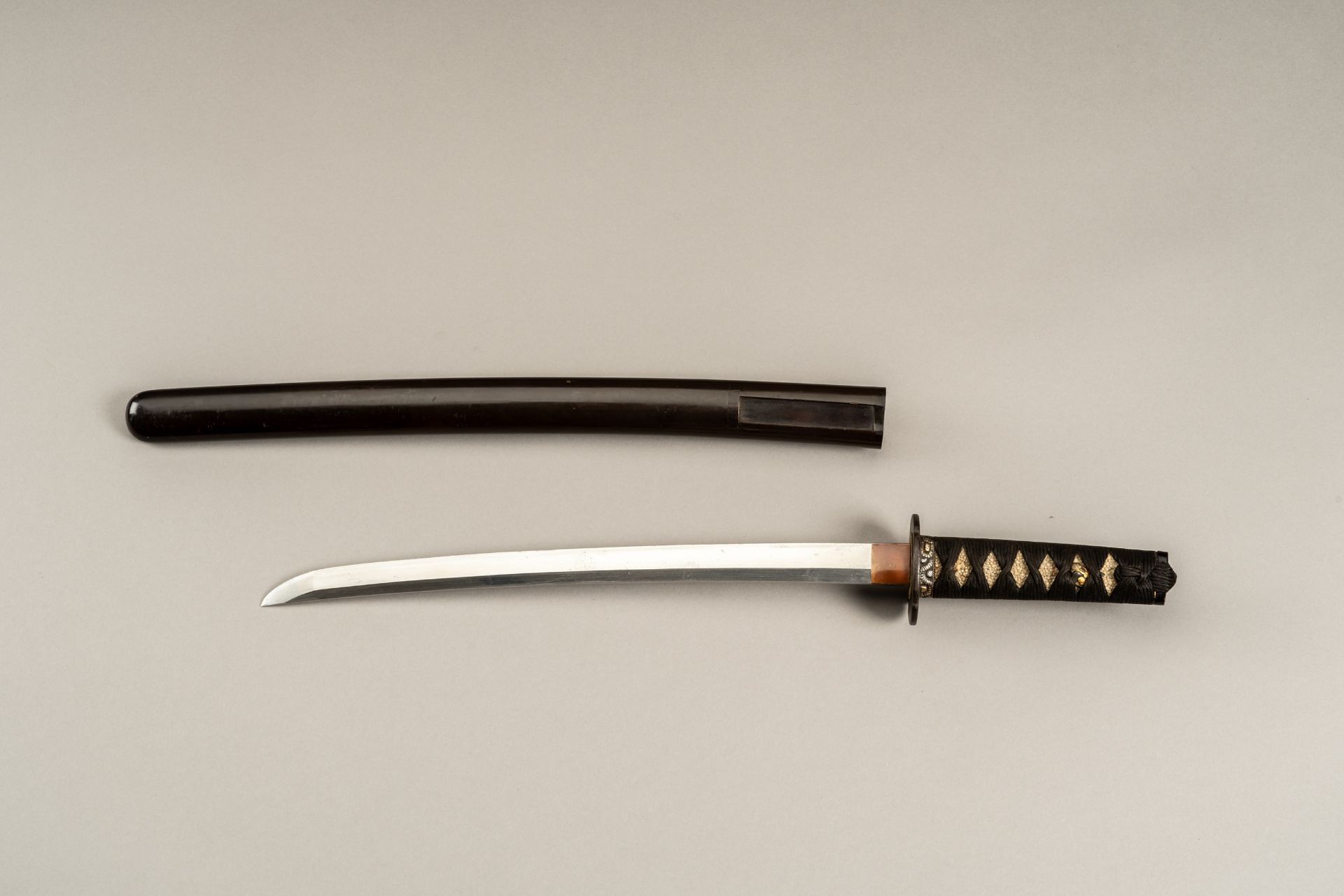 YOSHII YOSHINORI: A WAKIZASHI IN KOSHIRAE - Bild 2 aus 10