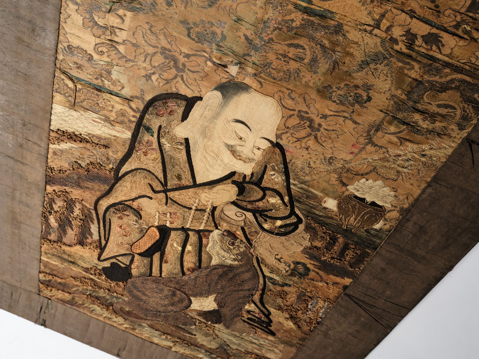 A LARGE EMBROIDERED SILK PANEL WITH BINZURU RAKAN AND HIS TIGER - Bild 3 aus 5