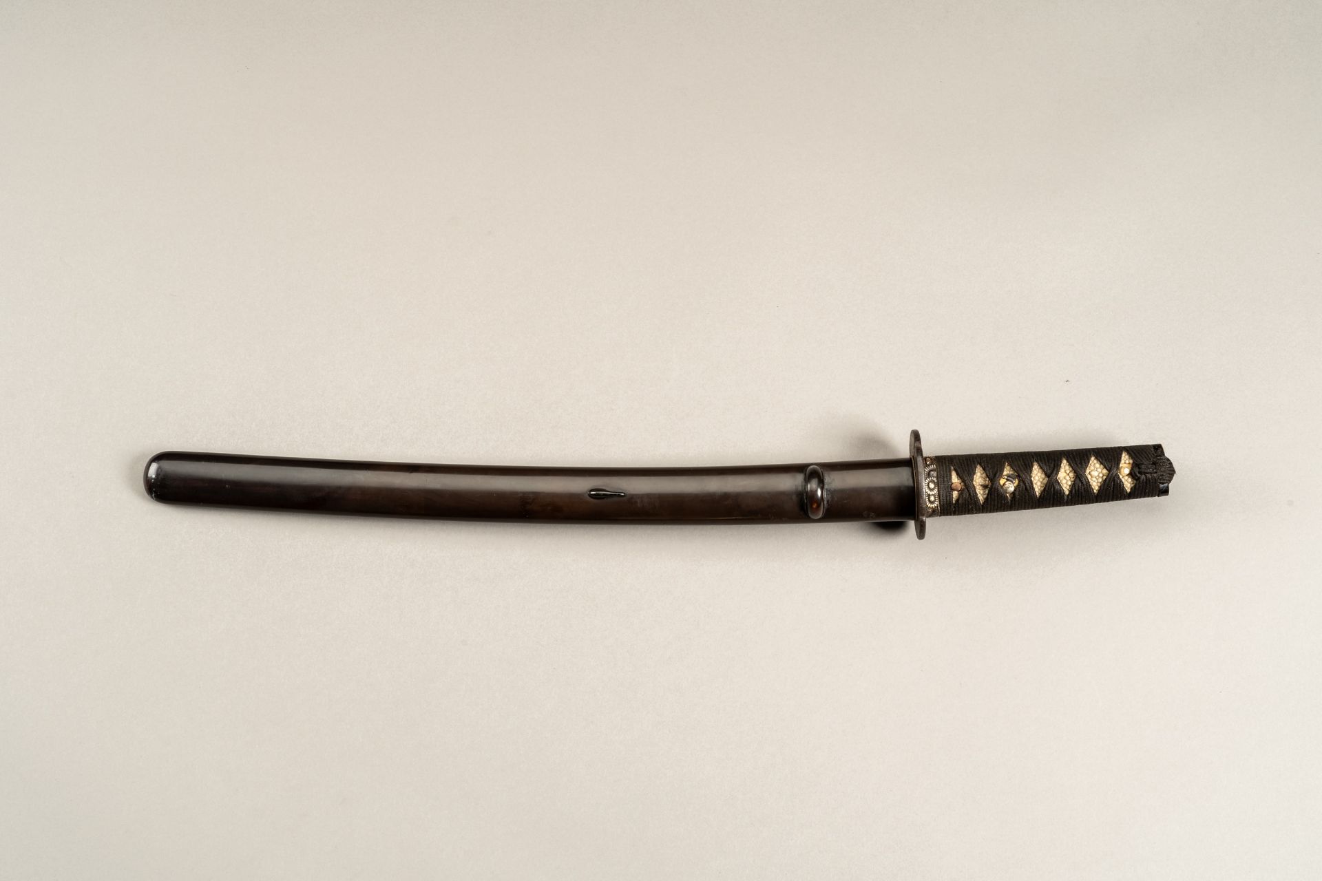 YOSHII YOSHINORI: A WAKIZASHI IN KOSHIRAE - Bild 3 aus 10