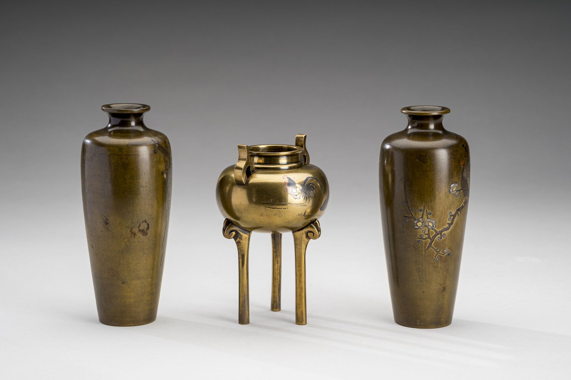 A LOT WITH TWO BRONZE VASES AND A CENSER WITH ROOSTERS, MEIJI - Image 7 of 10
