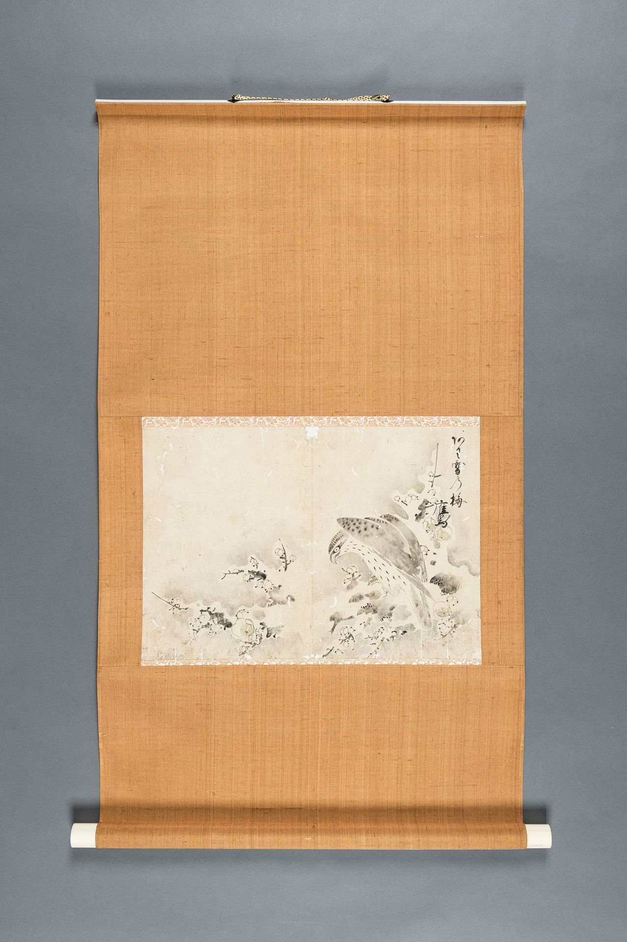 A SCROLL PAINTING OF A FALCON, EDO PERIOD - Bild 2 aus 8