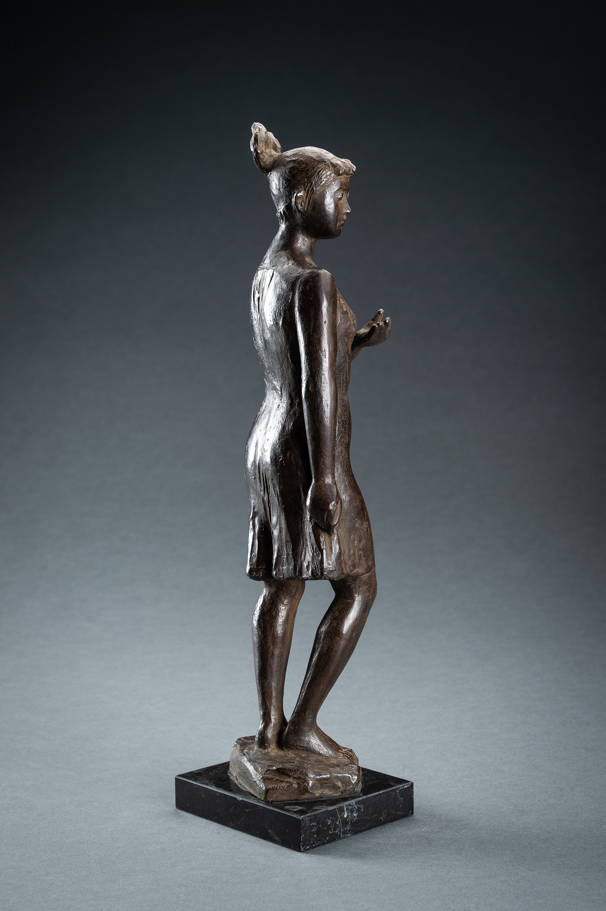 KATSUZO ENTSUBA: A MODERNIST BRONZE SCULPTURE OF A YOUNG GIRL - Image 10 of 14