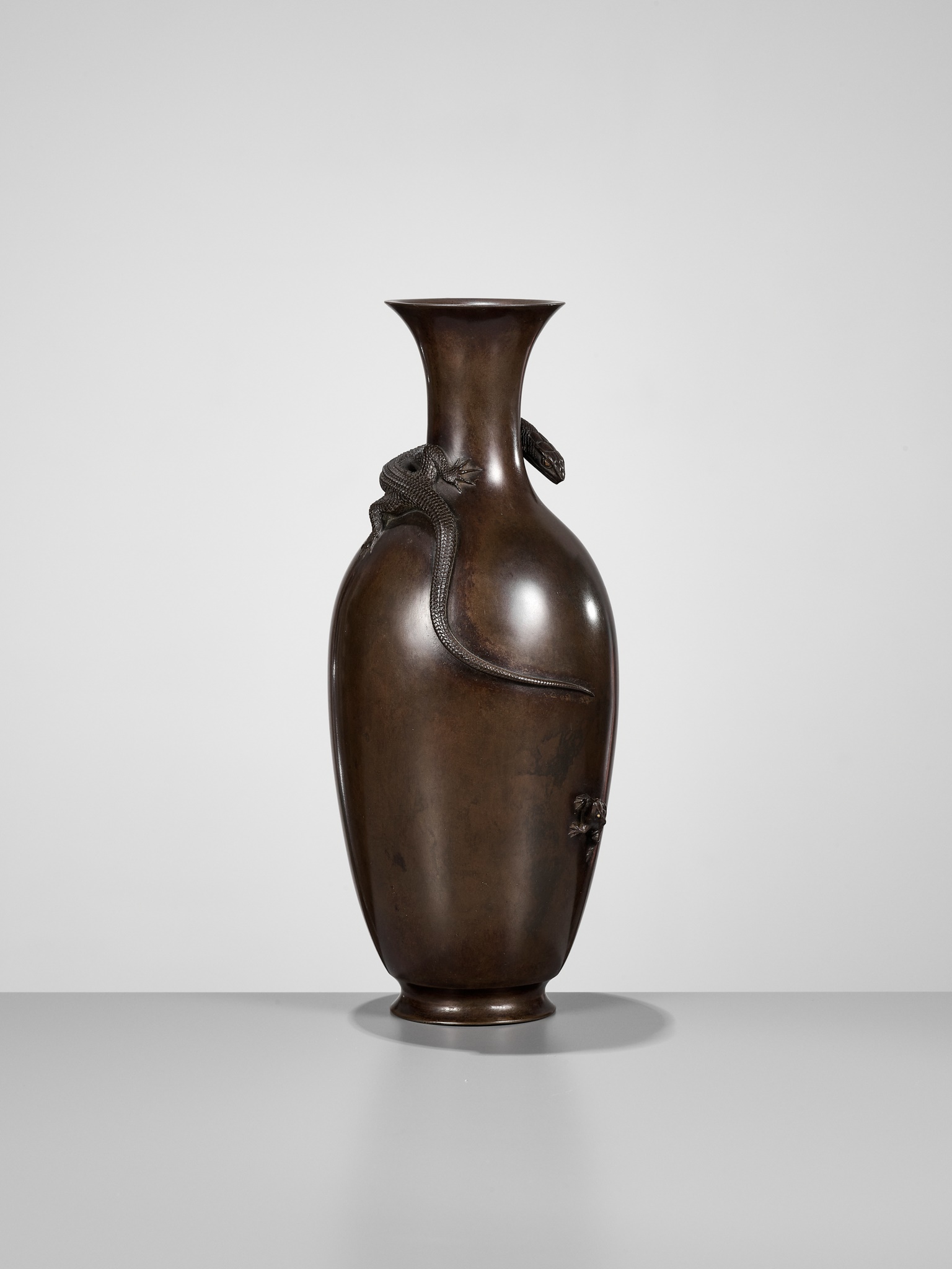 AKICHIKA: A FINE BRONZE VASE WITH LIZARD PREYING ON A FROG - Image 9 of 13