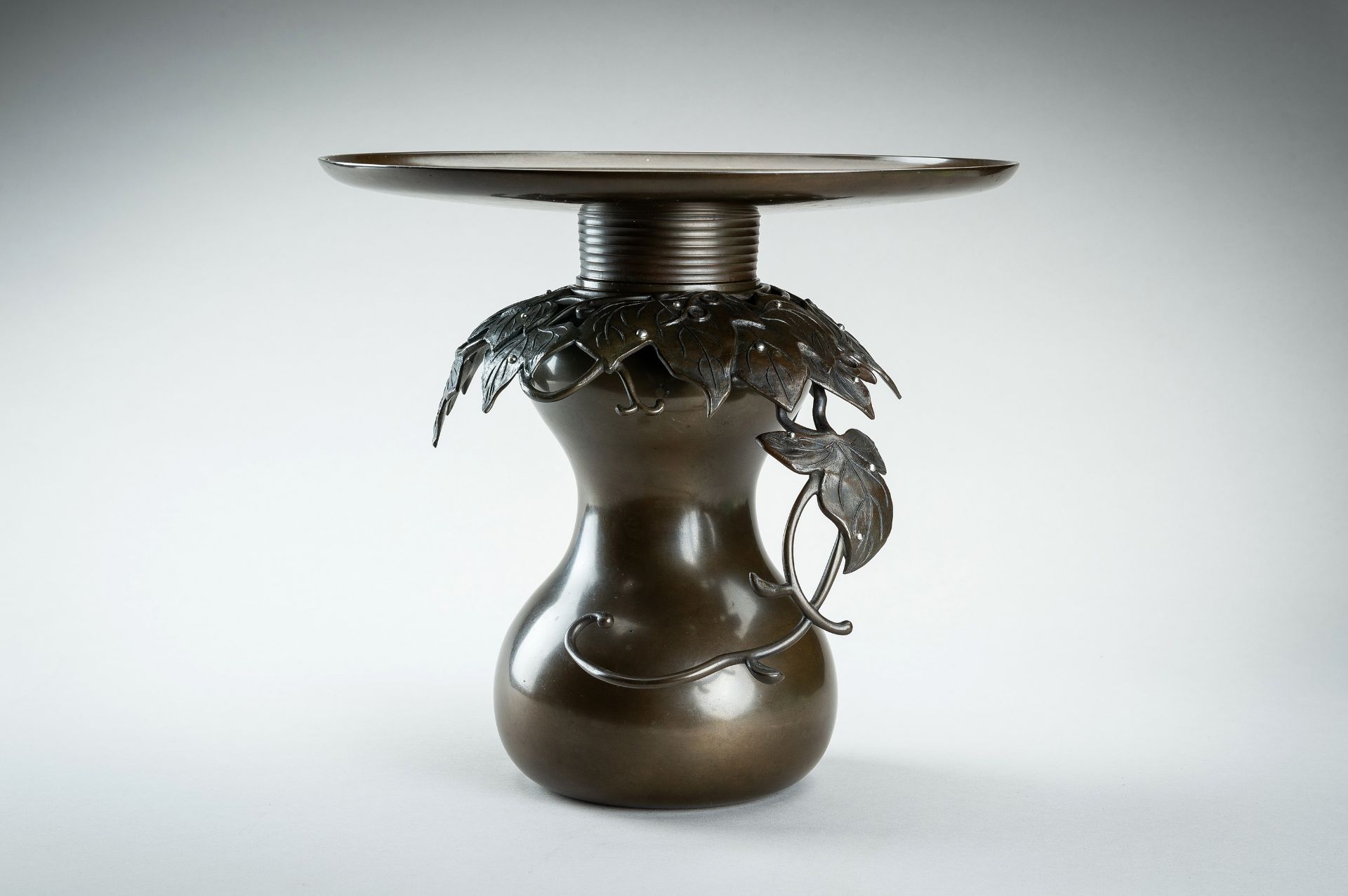 HARUYAMA FUBO: A THREE-PART BRONZE USUBATA VASE WITH VINES - Bild 8 aus 20