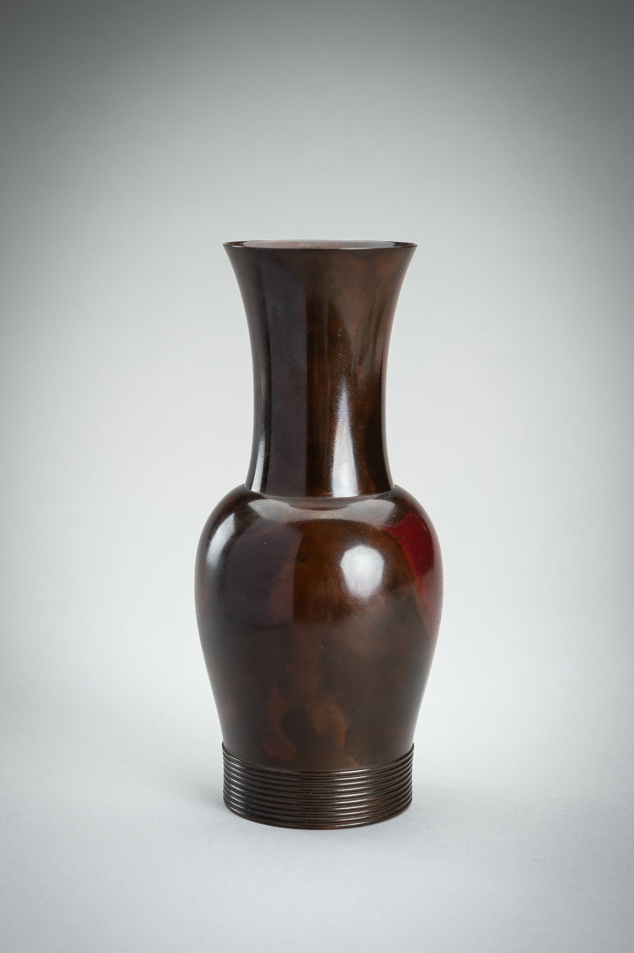 TOYOCHIKA TAKAMURA: A BRONZE FLOWER VASE - Bild 6 aus 18