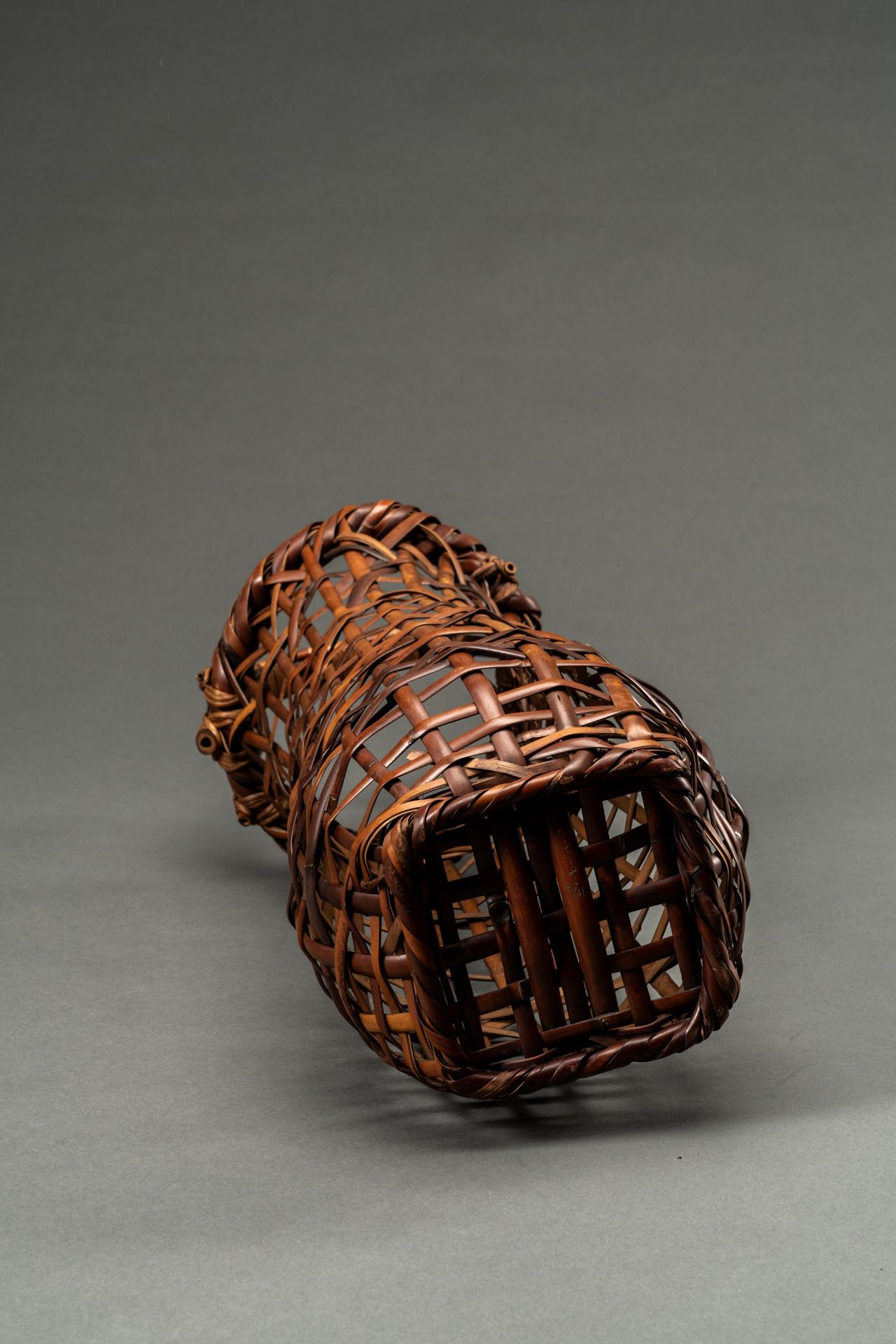 KOSUGE KOGETSU (1932-2016): A FINE WOVEN BAMBOO AND RATTAN HANAKAGO (FLOWER BASKET) - Bild 9 aus 9